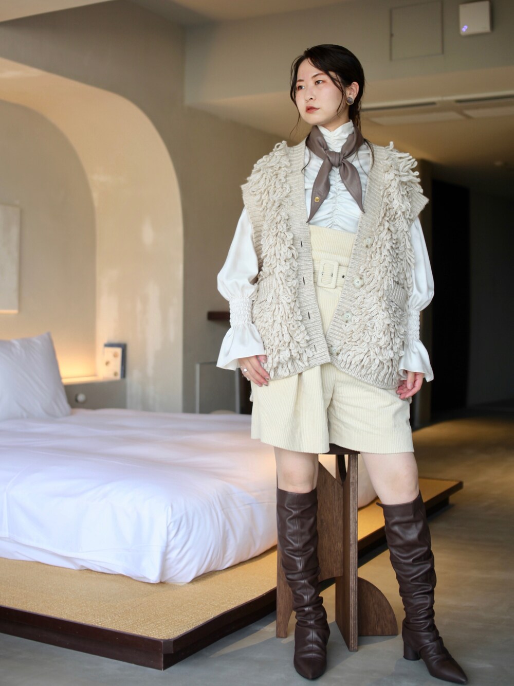 「ロングブーツ、ハーフパンツ、ニットベスト、JILSANDER、NANUSHKA、ファーベスト、ゆったりコーデ、秋コーデ、KIMHEKIM、FETICO、秋トレンド2021、だから秋服が好き、レザースカーフ」｜「nanushkaのアイテム（ストール/ショール、ブラウン系）」を使った、ayupyさん（レディース・162cm）の秋コーディネートの1枚目の写真