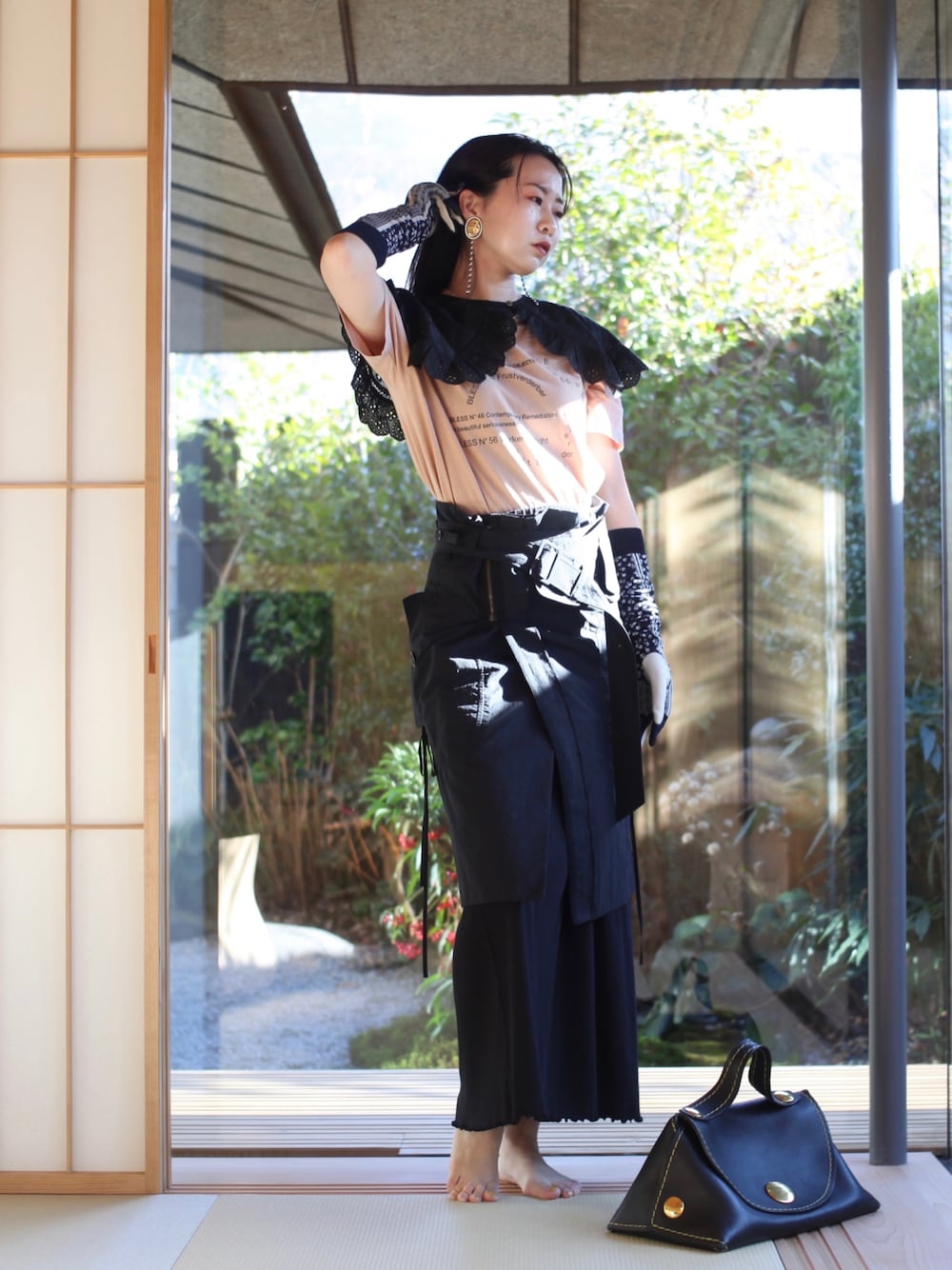 「モード、今日のコーデ、美術館コーデ、misterit.、モノトーン、付け襟、2021AW、CELINE」｜「Ray BEAMSのFUMIE=TANAKA × Ray BEAMS / 別注 フラワー パーツ イヤリング（イヤリング、シルバー系）」を使った、ayupyさん（レディース・162cm）の冬コーディネートの1枚目の写真