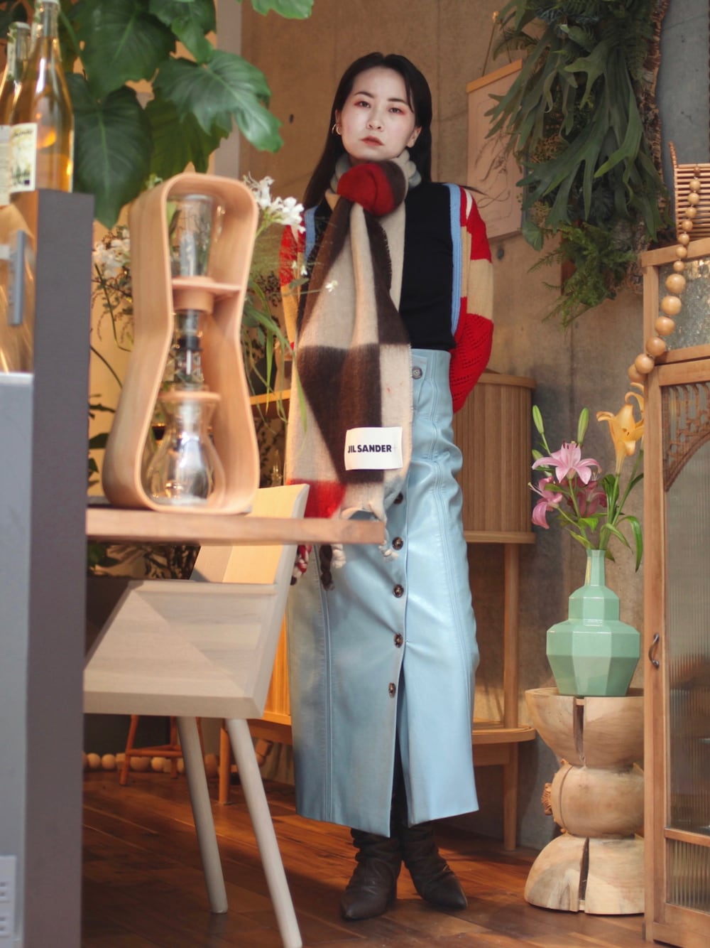 「冬コーデ、あったかコーデ、myroom、クリスマスコーデ、AKIRA NAKA、JILSANDER、レザースカート、マフラー、モード」｜「JIL SANDERのSCARF 03 PNT（マフラー、その他）」を使った、ayupyさん（レディース・162cm）の冬コーディネートの1枚目の写真