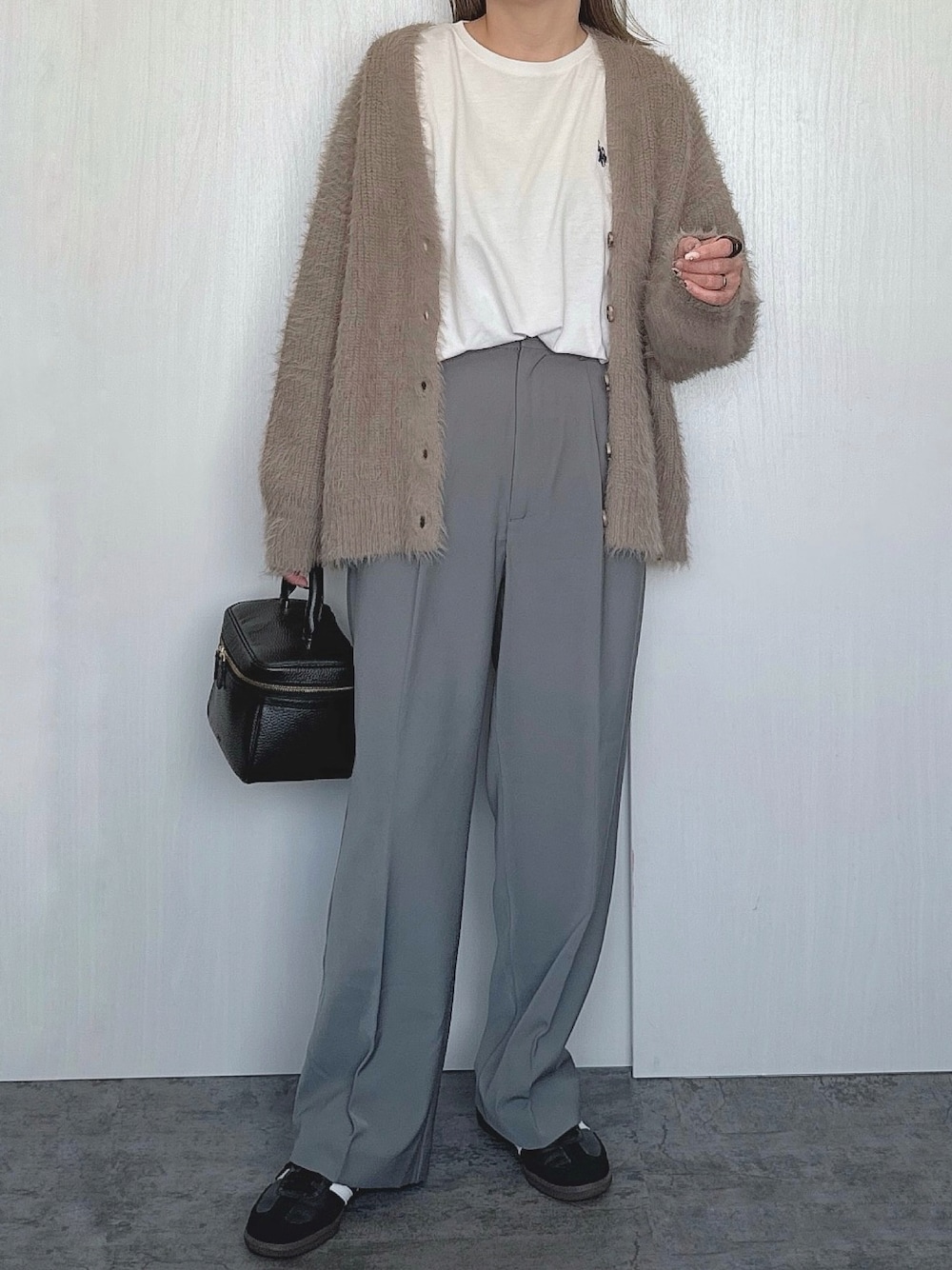 「大人女子、モノトーンコーデ、カーディガン、スラックス、大人かわいい、スニーカーコーデ」｜「andmeのアイテム（カーディガン/ボレロ、グレー系）」を使った、Chisato  さん（レディース・158cm）の秋コーディネートの1枚目の写真