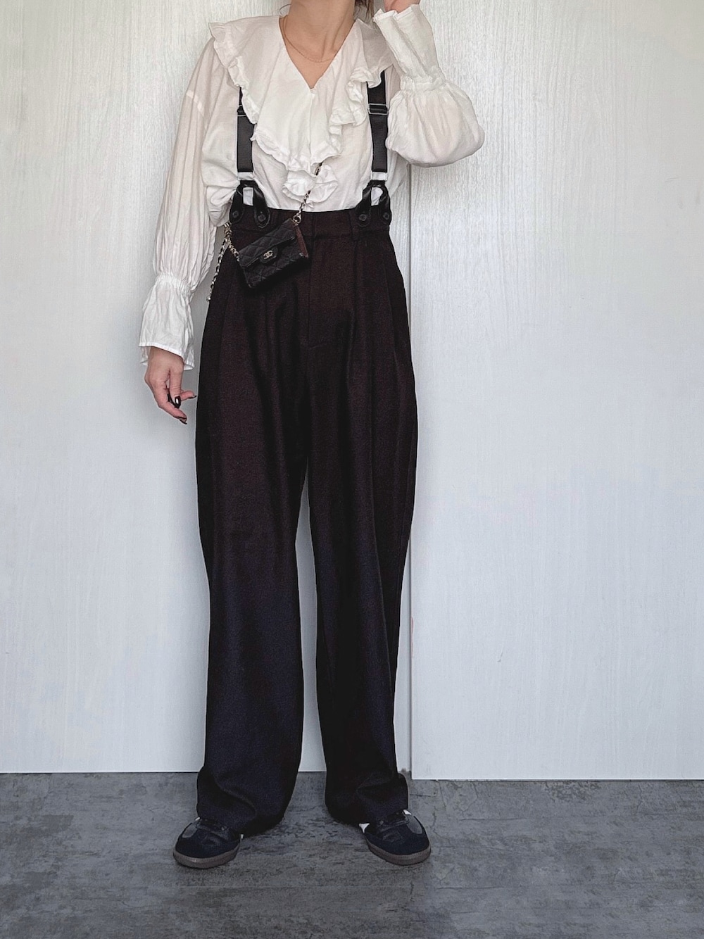 ホワイト系のシャツ/ブラウス、ブラック系のパンツ、ブラック系のスニーカーを着用したレディースの冬コーディネートの1枚目の写真