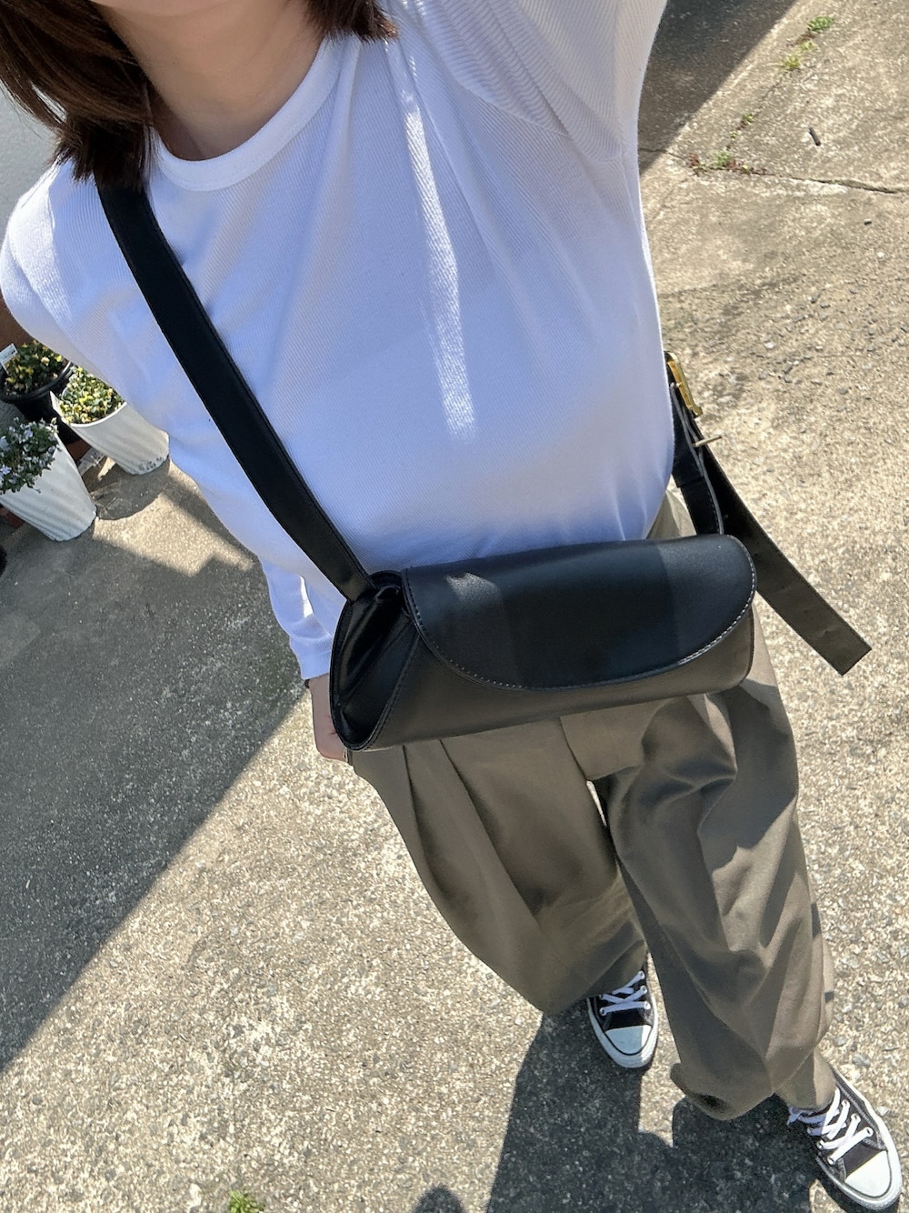 「ユニクロ、TODAYFUL、UNIQLO、コンバース」｜「UNIQLOのアイテム（Tシャツ/カットソー、ホワイト系）」を使った、qvmさんさん（骨格ストレート・レディース・167cm）の春コーディネートの1枚目の写真