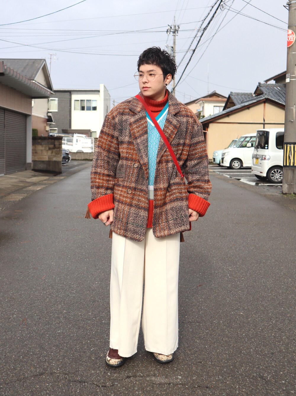 「メガネ男子、レイヤードスタイル、淡色コーデ、冬アウター、チェック、フレアパンツ、ショルダーバッグ、タートルネックニット、厚底シューズ、outfit、ファッションを楽しもう、きれいめカジュアル、低身長男子、古着MIX、ニット」｜「renya made in INTER FACTORYのファッションインフルエンサー renya　- バギーフレアカットオフパンツ made in INTER FACTORY（その他パンツ、ホワイト系）」を使った、SuZuAさん（メンズ・160cm）の冬コーディネートの1枚目の写真