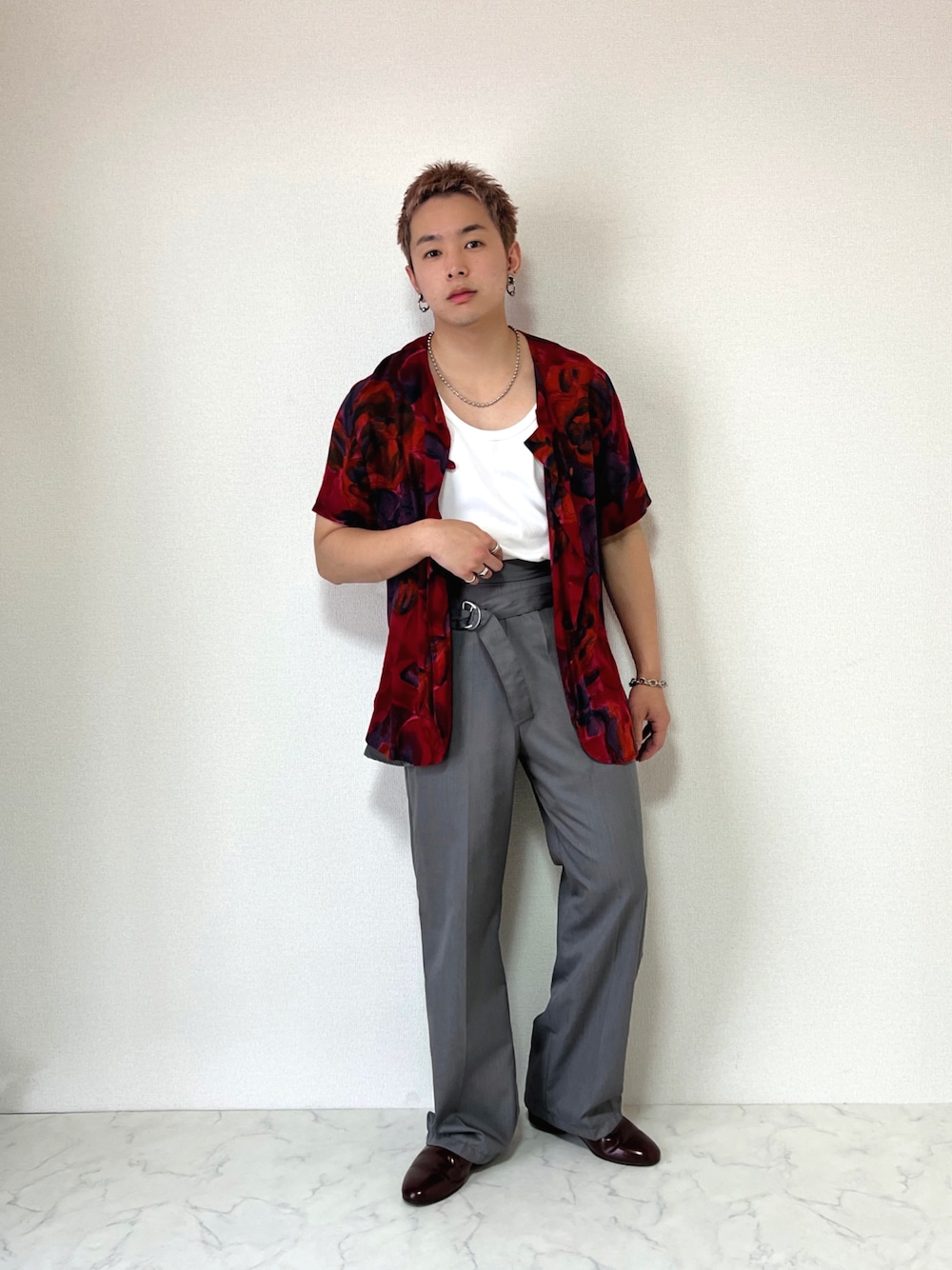 「古着MIX、古着コーデ、古着好きな人と繋がりたい、古着男子、ビンテージ、vintage、おしゃれさんと繋がりたい、メンズファッション、スラックス、低身長コーデ、低身長、ootd、タックイン、このスタイルがお気に入り、お洒落さんとつながりたい」｜「古着のアイテム（シャツ/ブラウス、レッド系）」を使った、SuZuAさん（メンズ・160cm）の夏コーディネートの1枚目の写真