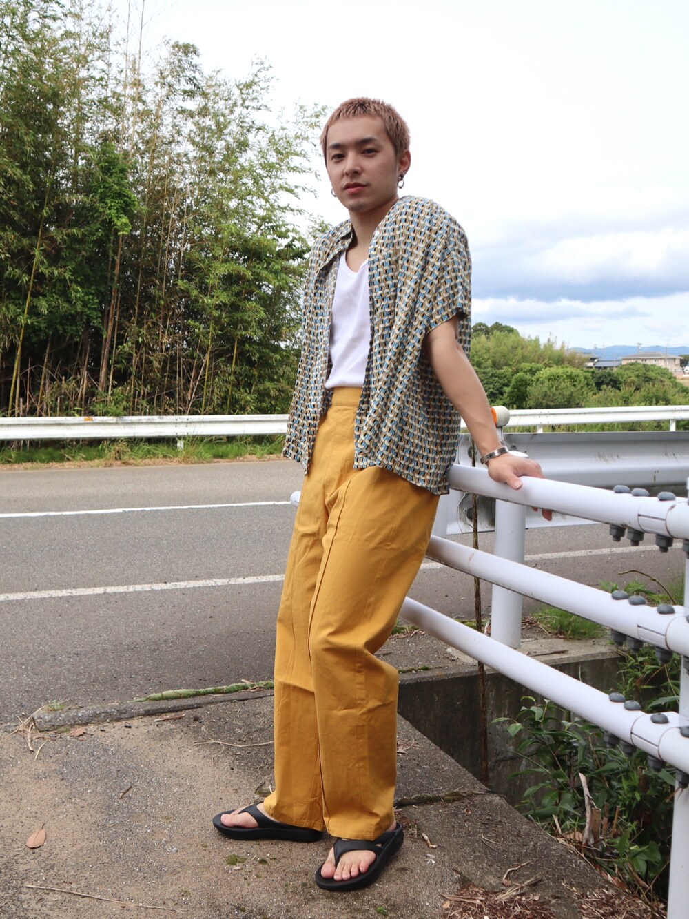 「このスタイルがお気に入り、柄シャツ、サンダル、ootd、outfit、oofos、夏コーデ、ラフ、ラフコーデ、低身長コーデ、低身長、おしゃれさんと繋がりたい、初夏コーデ、淡色コーデ、パステルカラー」｜「OOFOSのOOFOS/ウーフォス  OORIGINAL/ウーオリジナル リカバリーサンダル（サンダル、ブラック系）」を使った、SuZuAさん（メンズ・160cm）の夏コーディネートの1枚目の写真