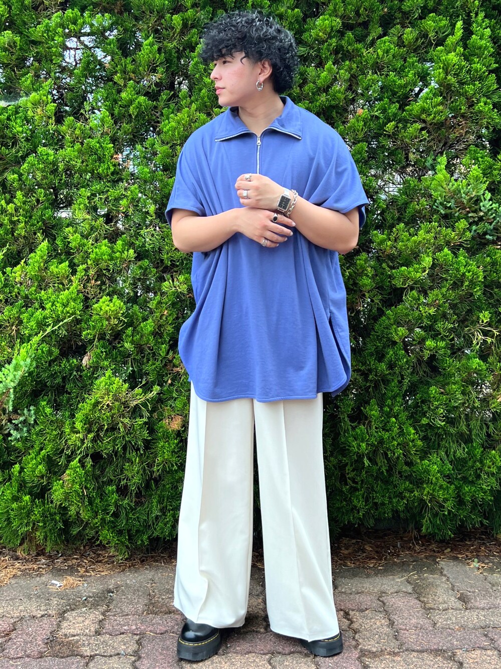 「カジュアルコーデ、オトナカジュアル、おしゃれさんと繋がりたい、ワイドパンツ、スラックス、キレイめ、シンプル、白パンツ、シンプルコーデ、低身長、低身長コーデ、ootd、夏コーデ、きれいめカジュアル、Dr.Martens」｜「renya made in INTER FACTORYのファッションインフルエンサー renya　- バギーフレアカットオフパンツ made in INTER FACTORY（その他パンツ、ホワイト系）」を使った、SuZuAさん（メンズ・160cm）の夏コーディネートの1枚目の写真