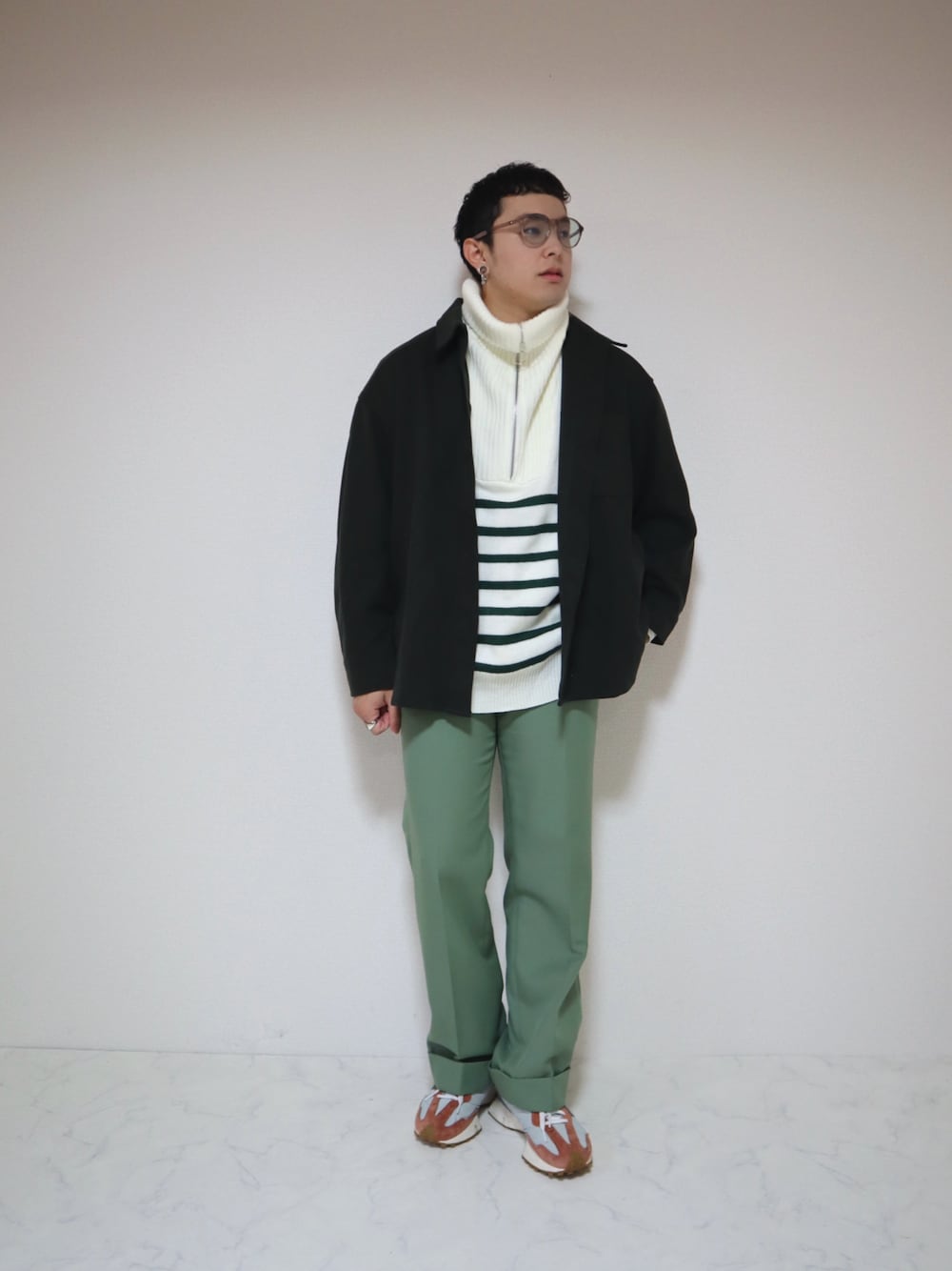 「ファッションを楽しもう、お洒落さんとつながりたい、タートルネック、ボーダー、ニット、オトナカジュアル、スラックス、カラーパンツ、スニーカーコーデ、New Balance、低身長男子、サングラス、outfit、スニーカー、お出かけコーデ」｜「UNIQLOのアイテム（ジャケット/アウター、グリーン系）」を使った、SuZuAさん（メンズ・160cm）の秋コーディネートの1枚目の写真