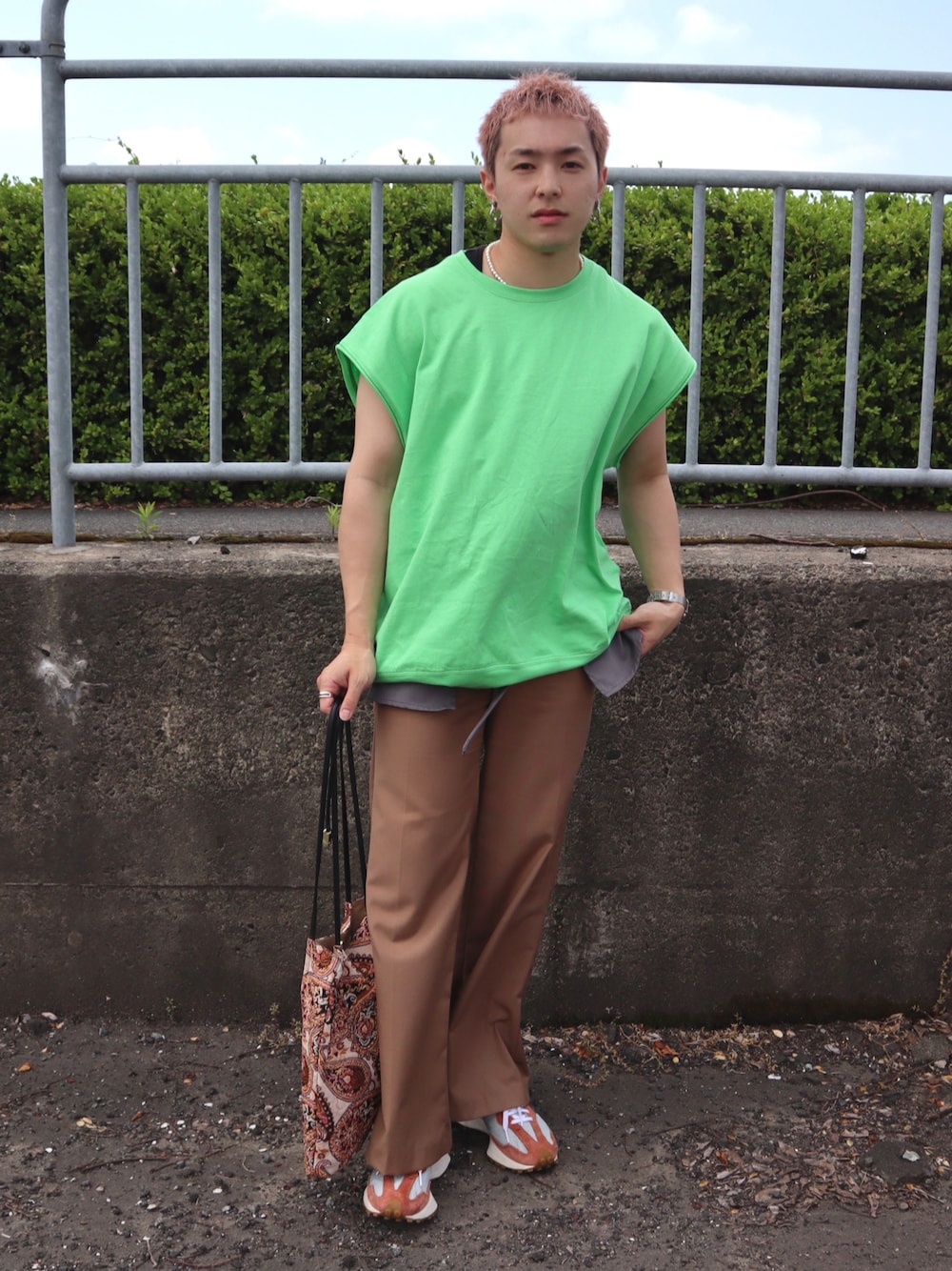 「おしゃれさんと繋がりたい、ビタミンカラー、淡色コーデ、フレアパンツ、New Balance、ニューバランス、スニーカーコーデ、スニーカー、低身長コーデ、低身長、初夏コーデ、ゆるコーデ、トートバッグ、厚底シューズ、韓国ファッション」｜「notintoのアイテム（パンツ、ベージュ系）」を使った、SuZuAさん（メンズ・160cm）の夏コーディネートの1枚目の写真