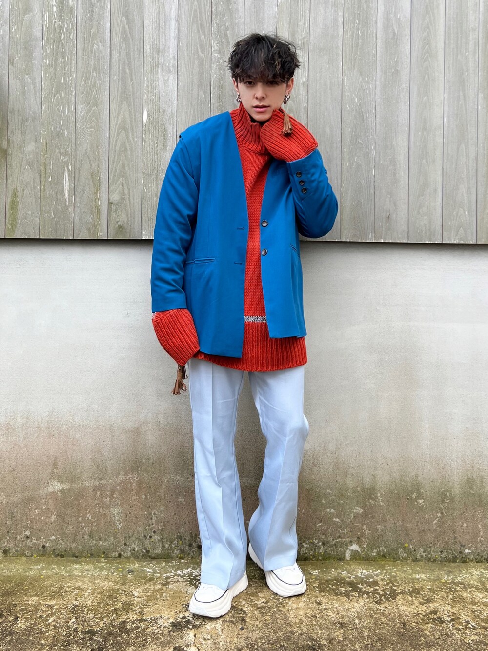 「休日スタイル、ニット、ハイネックニット、HARE、フレアパンツ、converse、スニーカーコーデ、カジュアルコーデ、厚底シューズ、ootd、低身長コーデ、お洒落さんとつながりたい、低身長、冬コーデ、私の推しブランド」｜「HAREのフリンジラインガラタートルニットプルオーバー(HARE)（ニット/セーター、レッド系）」を使った、SuZuAさん（メンズ・160cm）の冬コーディネートの1枚目の写真