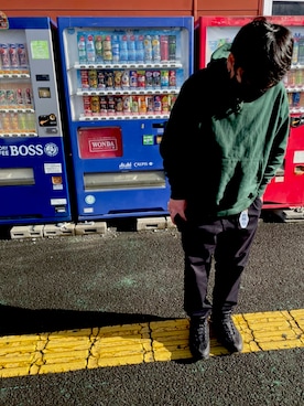 「プルオーバーパーカー」｜「アイテム（スニーカー）」を使った、KAZY TOWNさん（メンズ・174cm）の冬コーディネート