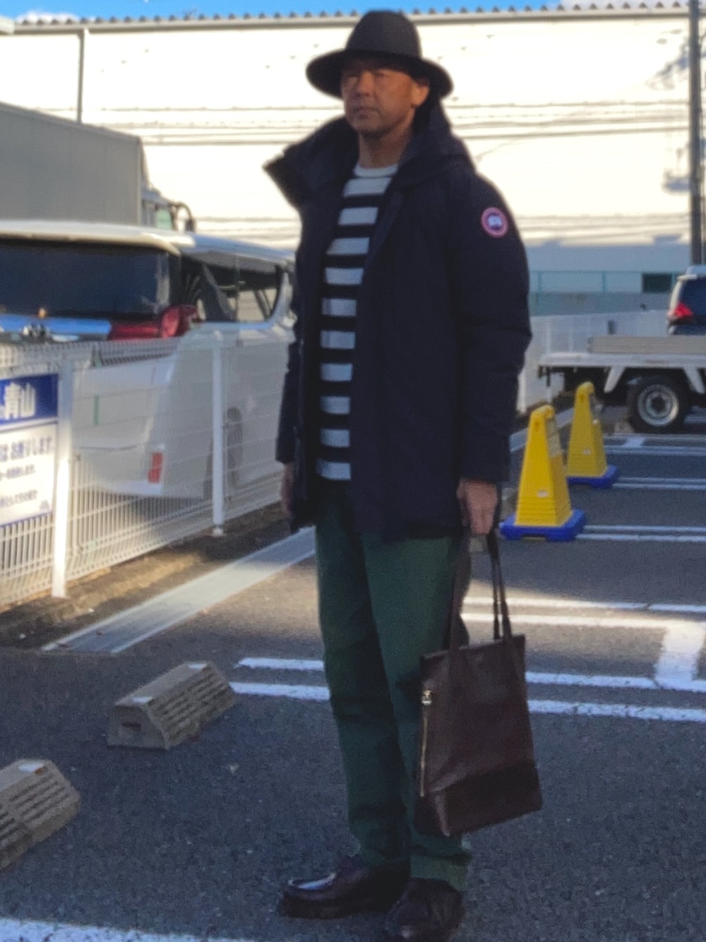 イケオジにおすすめのロングダウンとハットを使った冬のトラッドコーディネート