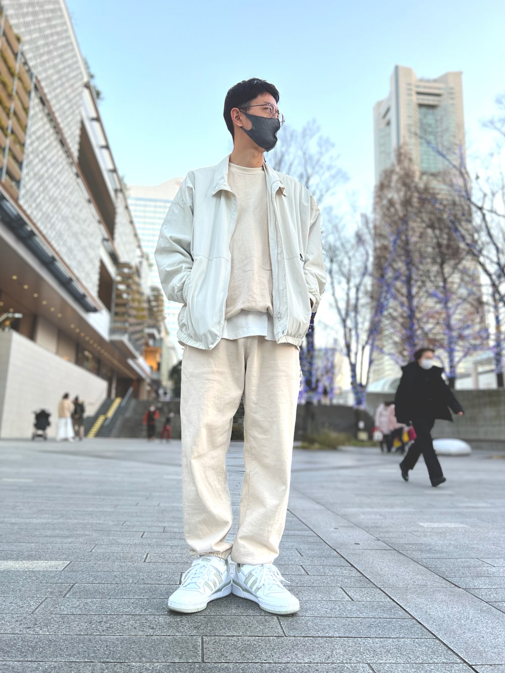 「FREAK'S STOREのFREAK'S STORE/フリークスストア ピグメント染め ヘビーウェイト スウェット パンツ（スウェットパンツ、ベージュ系）」を使った、みきてぃさん（メンズ・178cm）の冬コーディネートの1枚目の写真