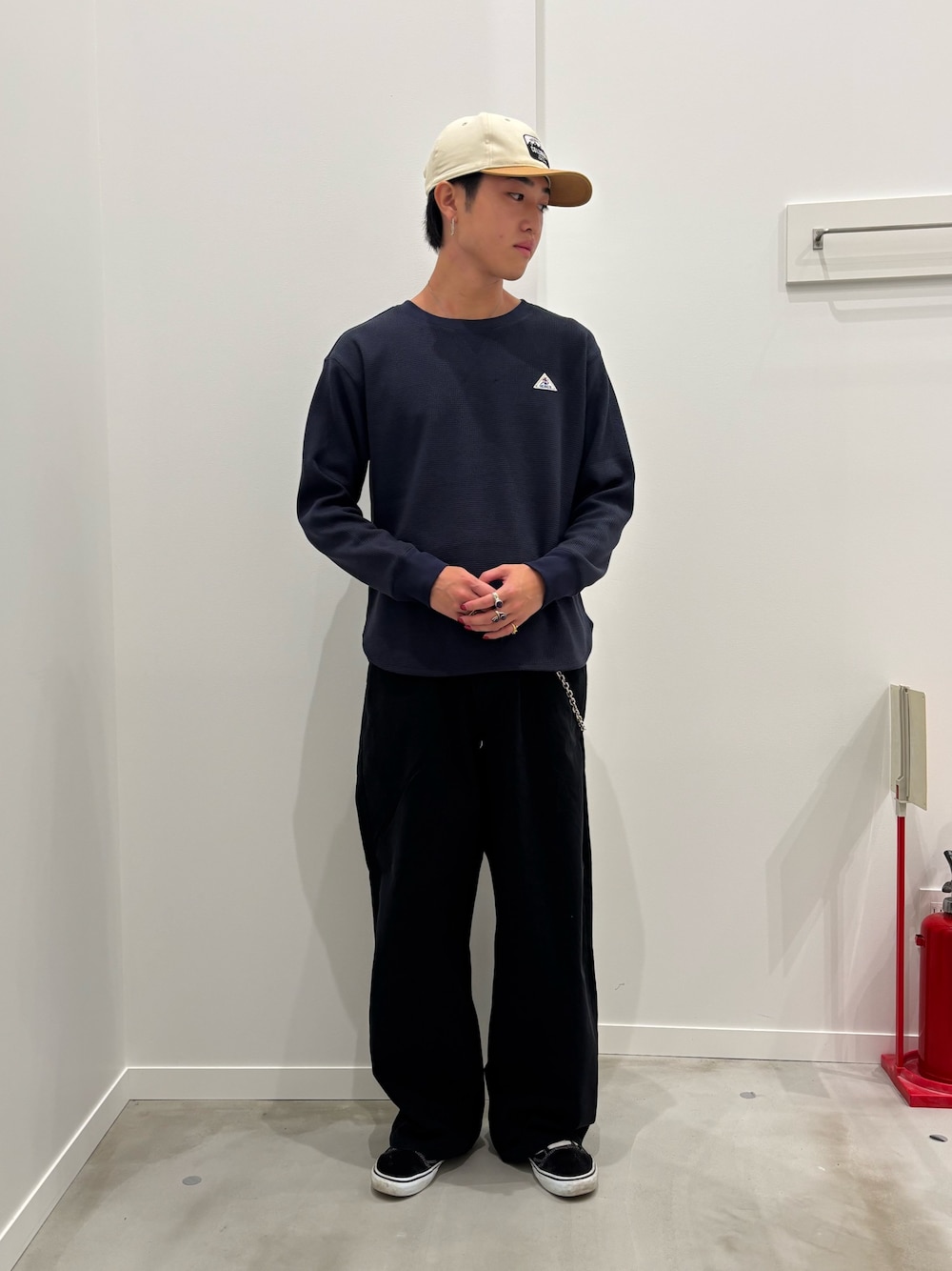 ブルー系のTシャツ/カットソー、ブラック系のその他パンツを着用したメンズの秋コーディネートの1枚目の写真