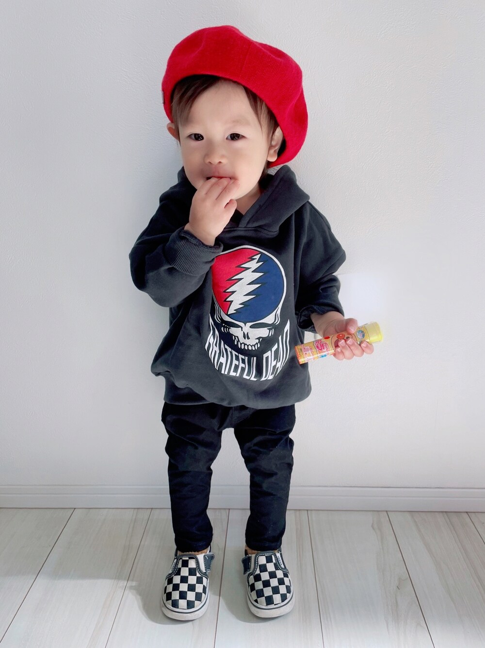 「チェック、ビッグシルエット、VANS、ベレー帽、パーカー、スニーカーコーデ、休日スタイル、markey's、冬コーデ」｜「Grateful Deadの【GRATEFUL DEAD×MARKEY'S/グレイトフルデッド】裏毛パーカー（90～150cm）（パーカー、ブラック系）」を使った、タロイモさん（キッズ・80cm）の秋コーディネートの1枚目の写真
