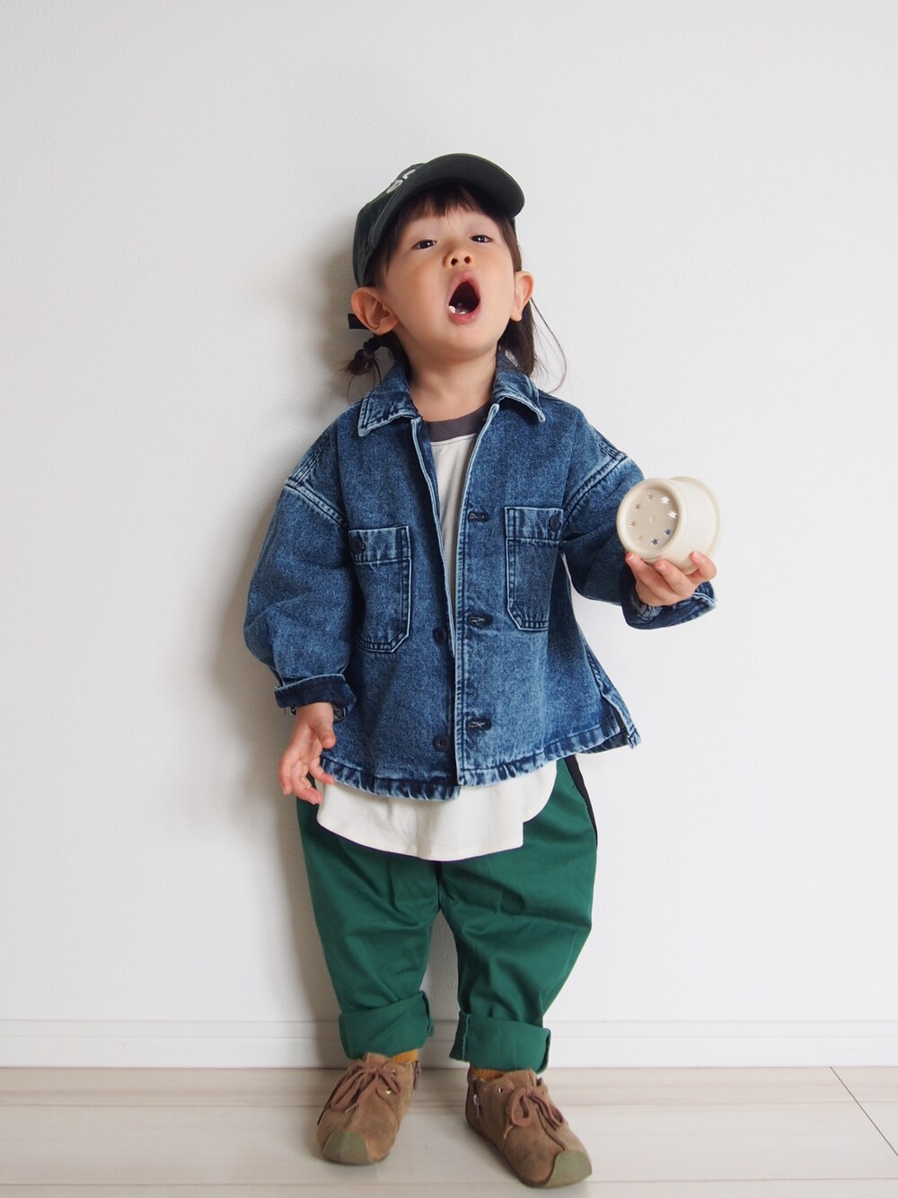 グレー系のTシャツ/カットソー、グリーン系のその他パンツ、ブルー系のジャケット/アウターを着用したキッズの秋コーディネートの1枚目の写真