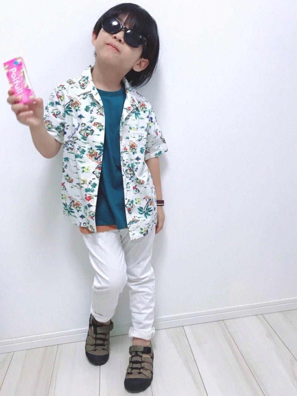 「キッズコーデ、白パンツ、アロハ柄、夏コーデ、麦わら帽子、男の子コーデ、開襟シャツ、夏男」｜「GLOBAL WORKの【キッズ】アロハカイキンシャツ半袖/827296（シャツ/ブラウス、ホワイト系）」を使った、タロイモさん（キッズ・110cm）の夏コーディネートの1枚目の写真