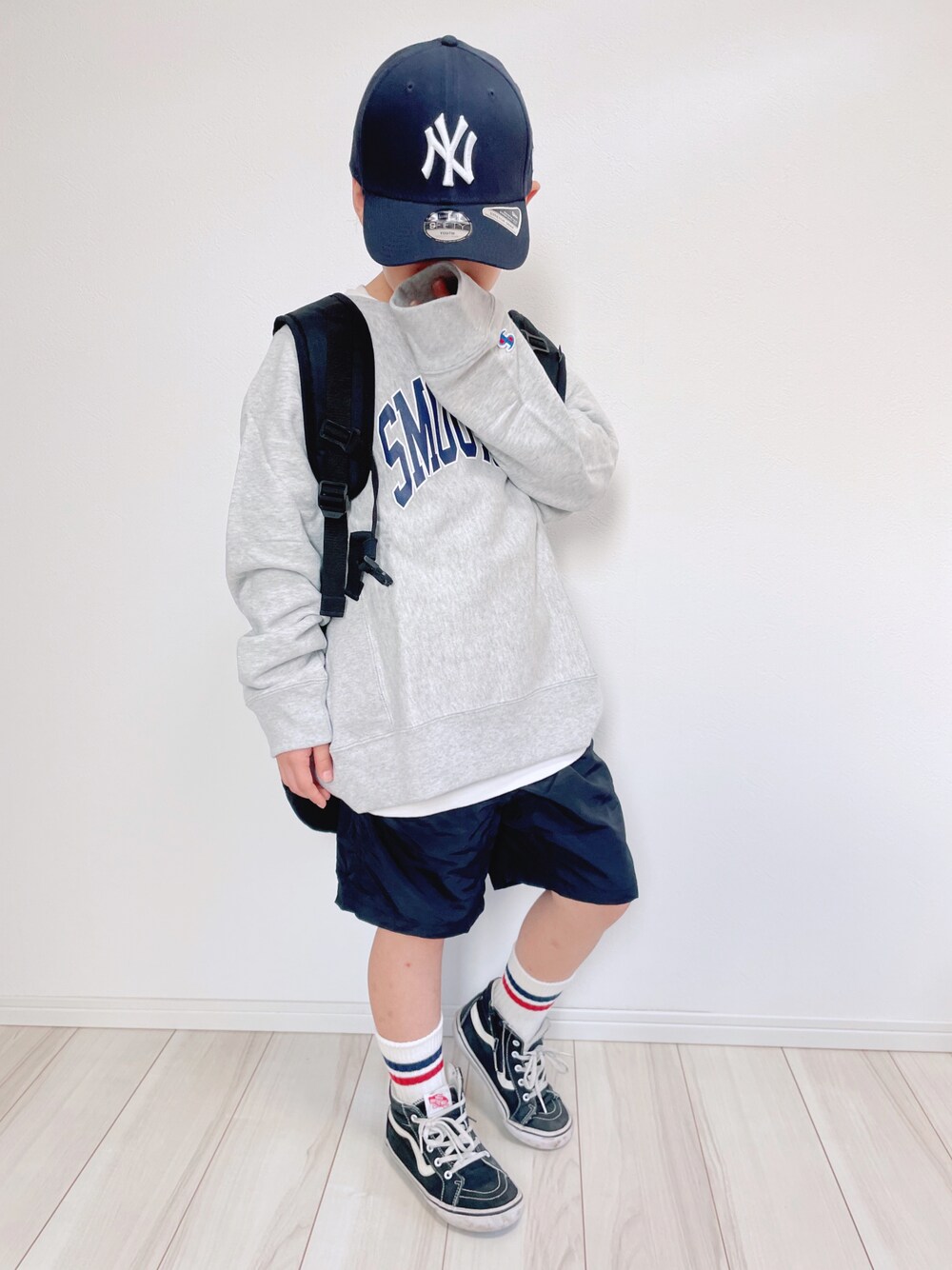 「スウェット、スニーカー、VANS、リュック、キャップ、ストリート、レイヤードスタイル、NEW ERA、休日スタイル、ハイカットスニーカー、シンプルコーデ、カジュアルコーデ、秋コーデ」｜「こども ビームスのSMOOTHY / カレッジ トレーナー 21（110～160cm）（スウェット、ブラック系）」を使った、タロイモさん（キッズ・127cm）の秋コーディネートの1枚目の写真