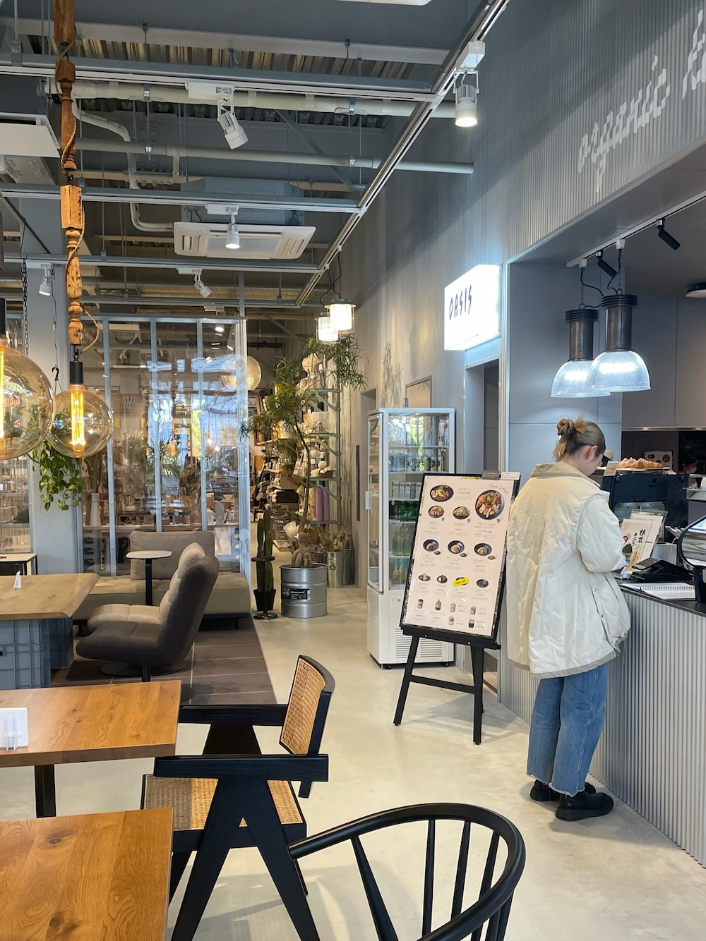 「今日のコーデ、冬アウター、デニムコーデ、カジュアルコーデ」｜「Kastaneの【2サイズ展開/マルチウェイ】キルティングリバーシブルコート（ブルゾン、ホワイト系）」を使った、denbさん（骨格ウェーブ・レディース・161cm）の冬コーディネートの1枚目の写真