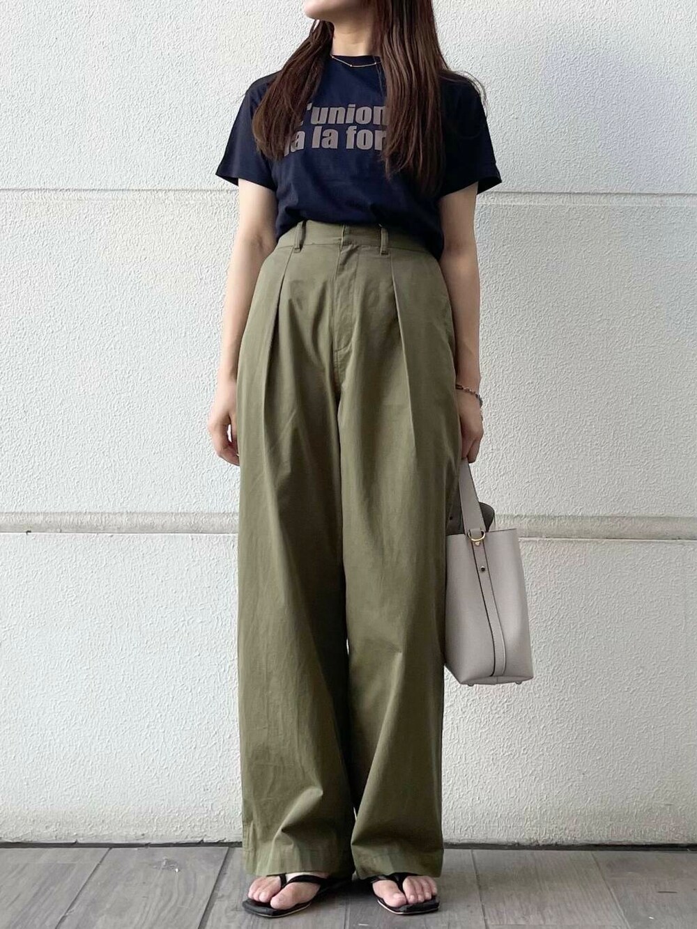 ブルー系のTシャツ/カットソー、グリーン系のチノパンツを着用したレディースの夏コーディネートの1枚目の写真