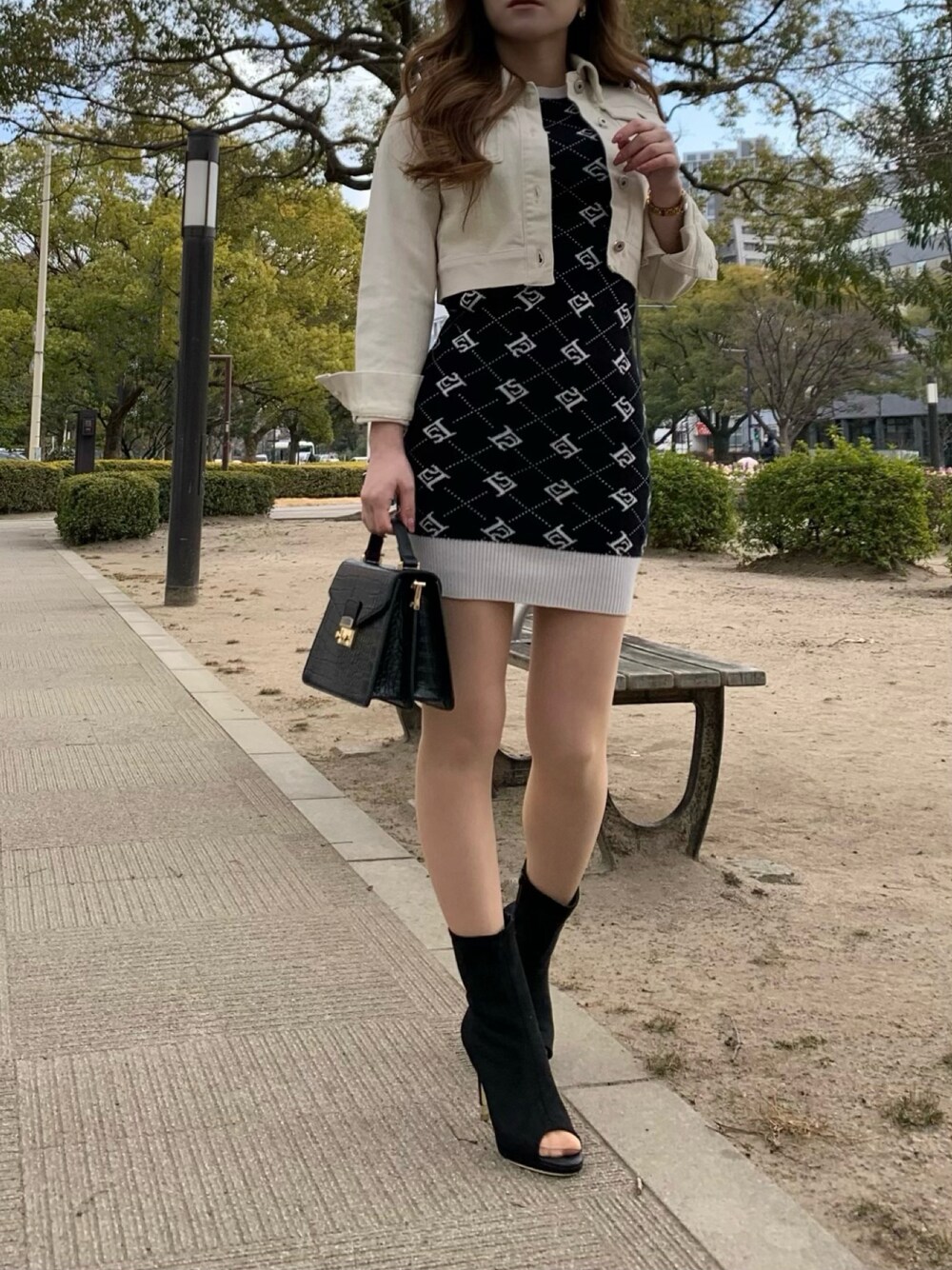 「春夏コーデ、カジュアルコーデ、休日スタイル、大人カジュアル、キレイめ、オトナ女子、デニムコーデ、大人女子、デニムジャケット、ワンピース、デートスタイル（WOMEN）、ごきげんウィーク」｜「LIPSERVICEのクロップドデニムジャケット（デニムジャケット、ホワイト系）」を使った、rinaさん（レディース・158cm）の春コーディネートの1枚目の写真