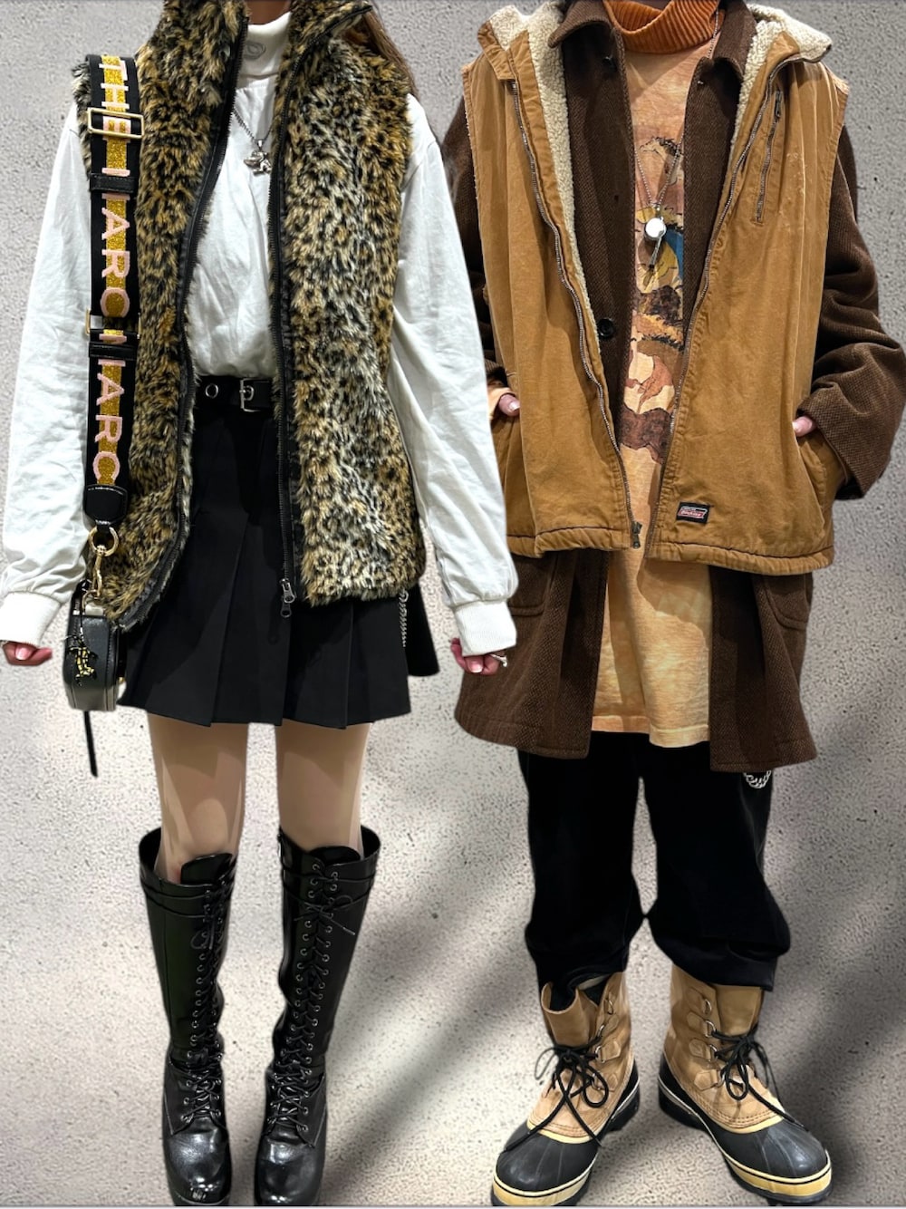 ベージュ系のベスト、グレー系のショルダーバッグ、ベージュ系のベストを着用したメンズの冬コーディネートの1枚目の写真