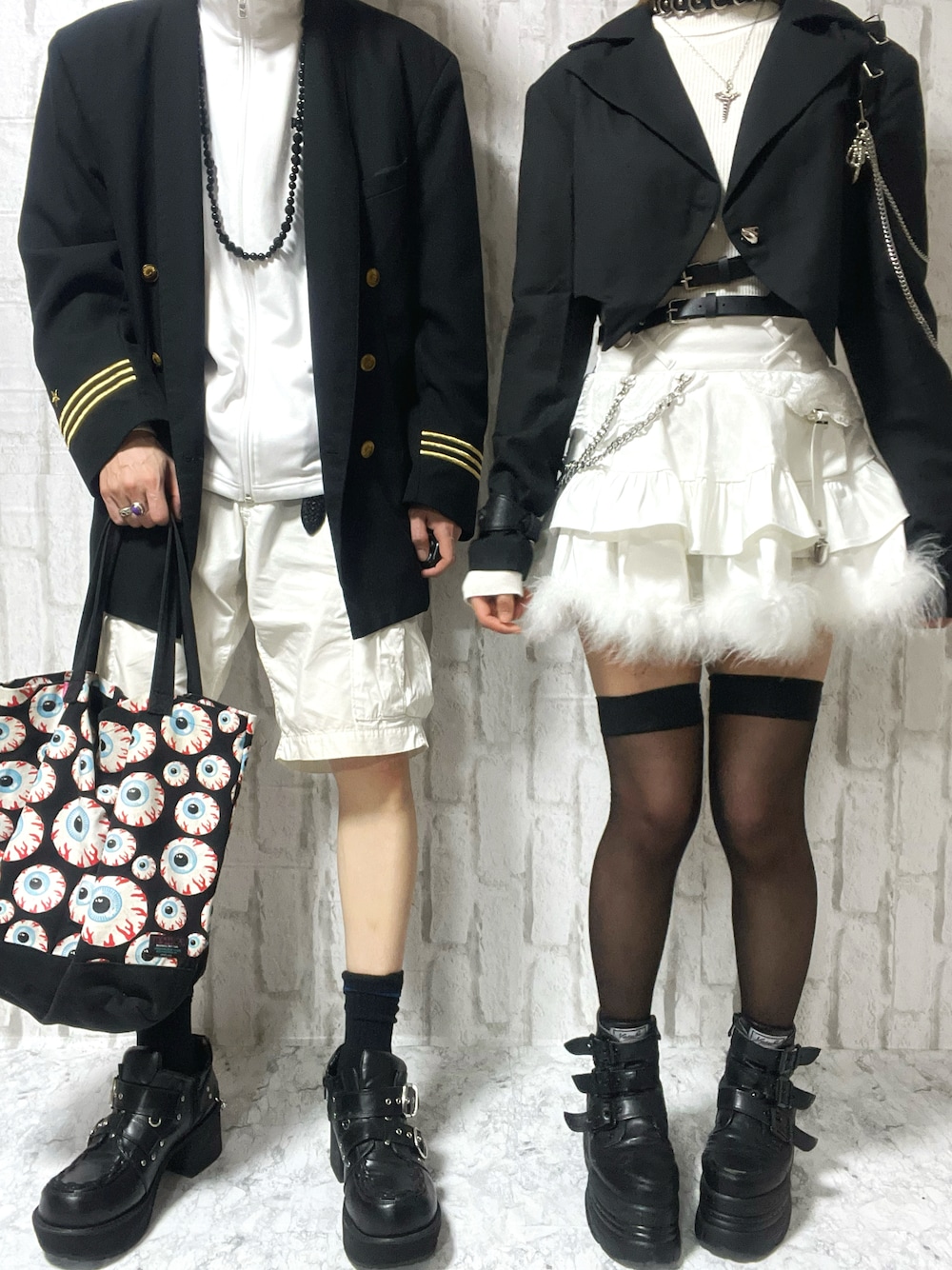 ブラック系のスニーカー、ブラック系のトートバッグ、ホワイト系のパンツを着用したメンズの春コーディネートの1枚目の写真