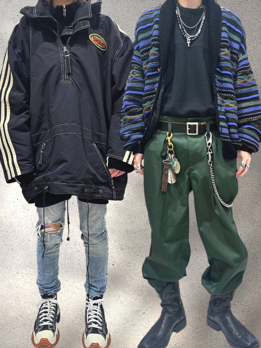 ブラック系のスニーカー、ブラック系のナイロンジャケット、ブラック系のトップスを着用したメンズの冬コーディネートの1枚目の写真