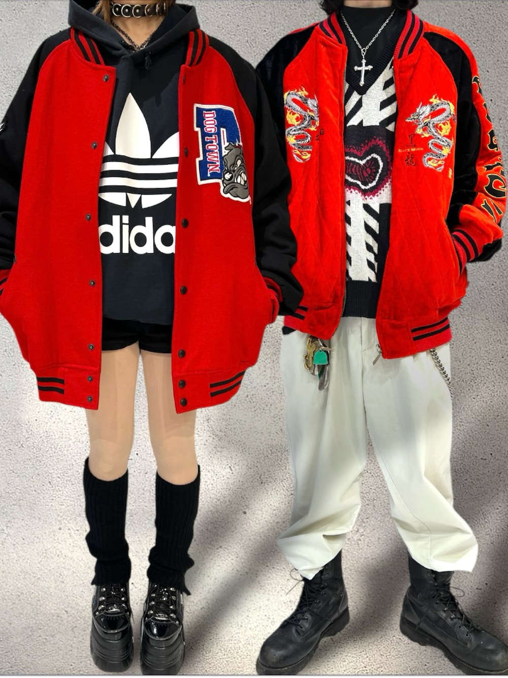 レッド系のスカジャン、ブラック系のニット/セーター、ベージュ系のチノパンツを着用したメンズの冬コーディネートの1枚目の写真