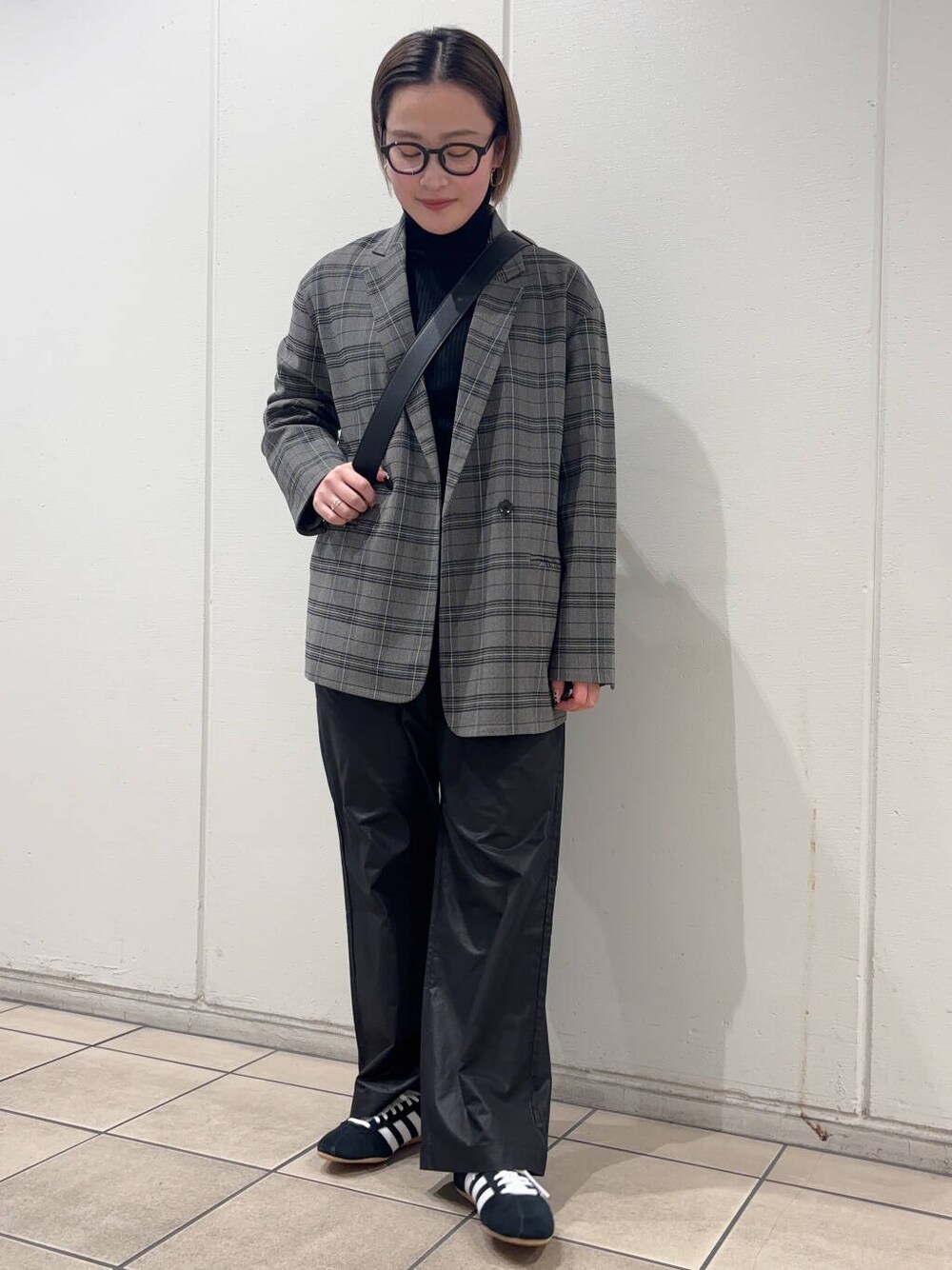 その他のその他アウター、ブラック系のその他パンツ、ブラック系のニット/セーターを着用したレディースの冬コーディネートの1枚目の写真