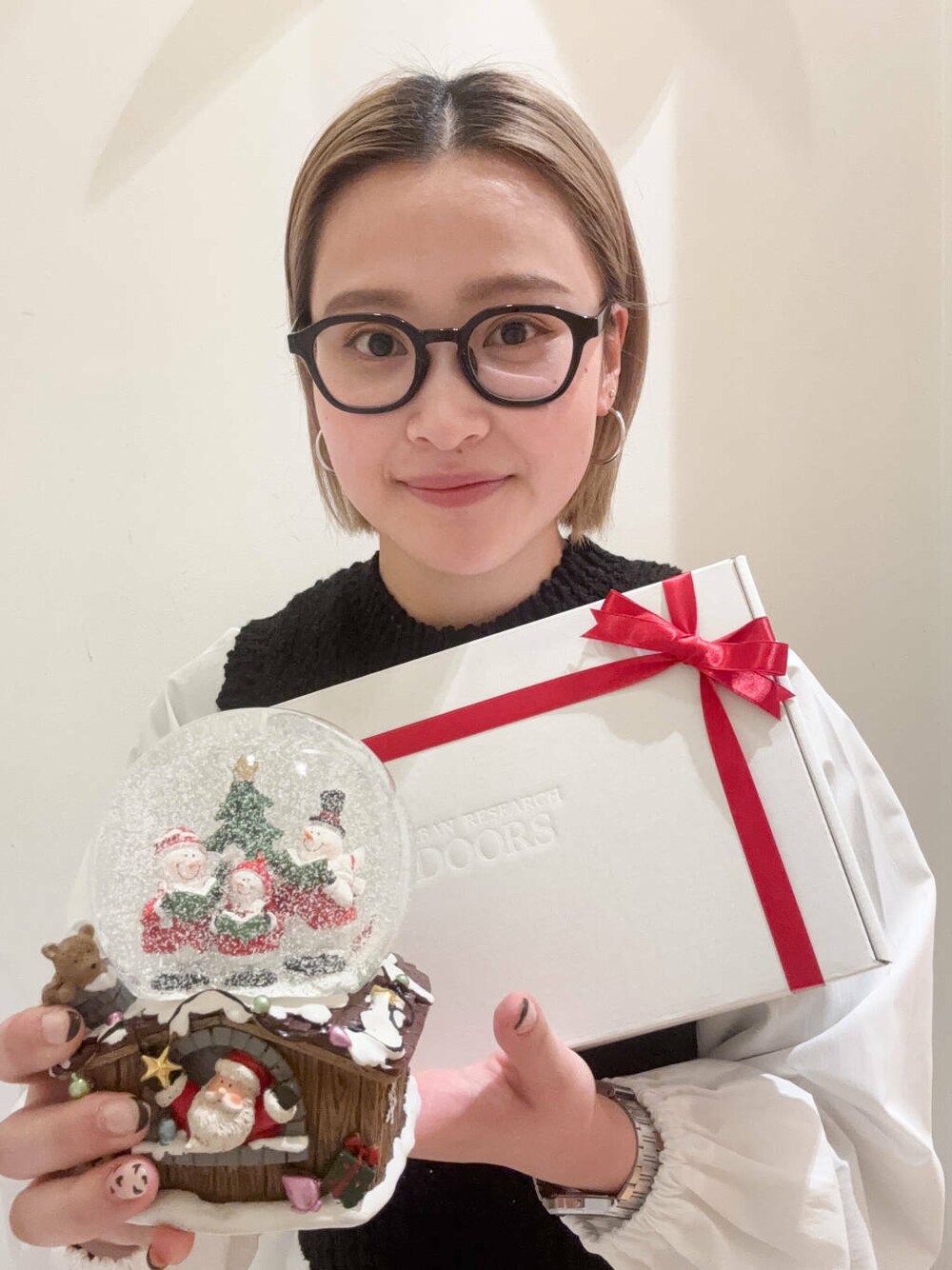 ブラック系のワンピース、その他のインテリア雑貨を着用したレディースの冬コーディネートの1枚目の写真