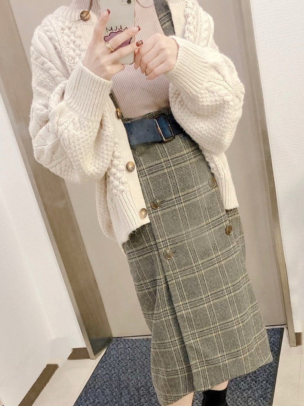 「秋コーデ、秋服、ゆったりコーデ、GU、GRL、チェック、パンツスタイル、カーディガン、いいね、save、フォローお願いします🤑、フォローミー、大人コーデ、低身長、カジュアルガーリー、ガーリー、大人ガーリー」｜「REDYAZELのダブル釦チェックサロペット（スカート、グレー系）」を使った、🍑さん（レディース・153cm）の秋コーディネートの1枚目の写真