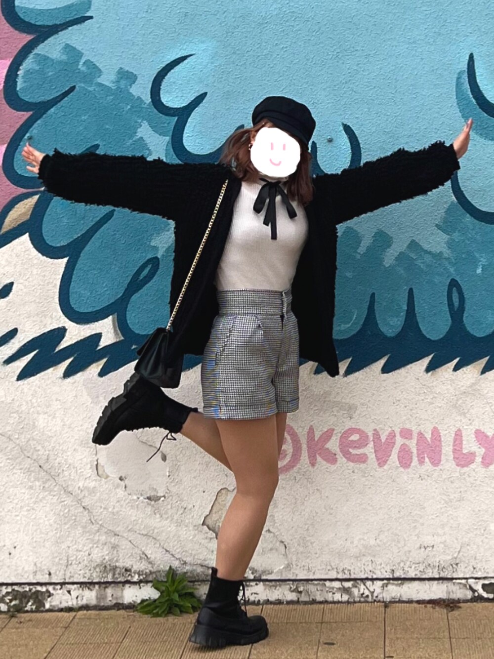 「お出かけコーデ、休日スタイル、厚底ブーツ、ショートパンツ、GRL」｜「GRLのアイテム（パンツ、ブラック系）」を使った、いしのさん（レディース・160cm）の春コーディネートの1枚目の写真