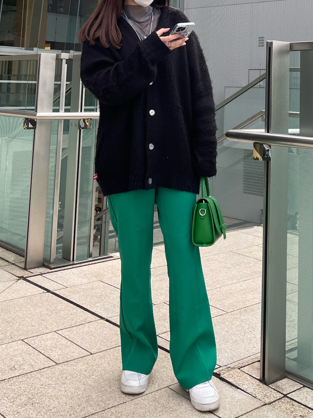 「大人カジュアル、シンプル、きれいめカジュアル、着回しコーデ、ootd、スニーカーコーデ、カラーパンツ、グリーン、ブラックコーデ、カーディガン、モヘアニット、WHO’S WHO gallery、フーズフーギャラリー(WHO'S WHO gallery)、AIR FORCE 1、wwg」｜「WHO'S WHO galleryの【KOOKY'N/クーキー】アルパカ混モヘアライクカーディガン（カーディガン/ボレロ、ブラック系）」を使った、hnkさん（レディース・158cm）の春コーディネートの1枚目の写真