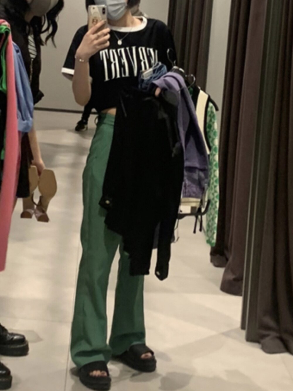 「チェック、カジュアル、グリーン、カラーパンツ、休日スタイル、休日コーデ、ootd、クロップドトップス、夏コーデ、オトナカジュアル、リンガーTシャツ、おしゃれさんと繋がりたい、WHO’S WHO gallery、Dr.Martens、フーズフーギャラリー(WHO'S WHO gallery)」｜「WHO'S WHO galleryのフレアープレススラックス（スラックス、グリーン系）」を使った、hnkさん（レディース・158cm）の秋コーディネートの1枚目の写真