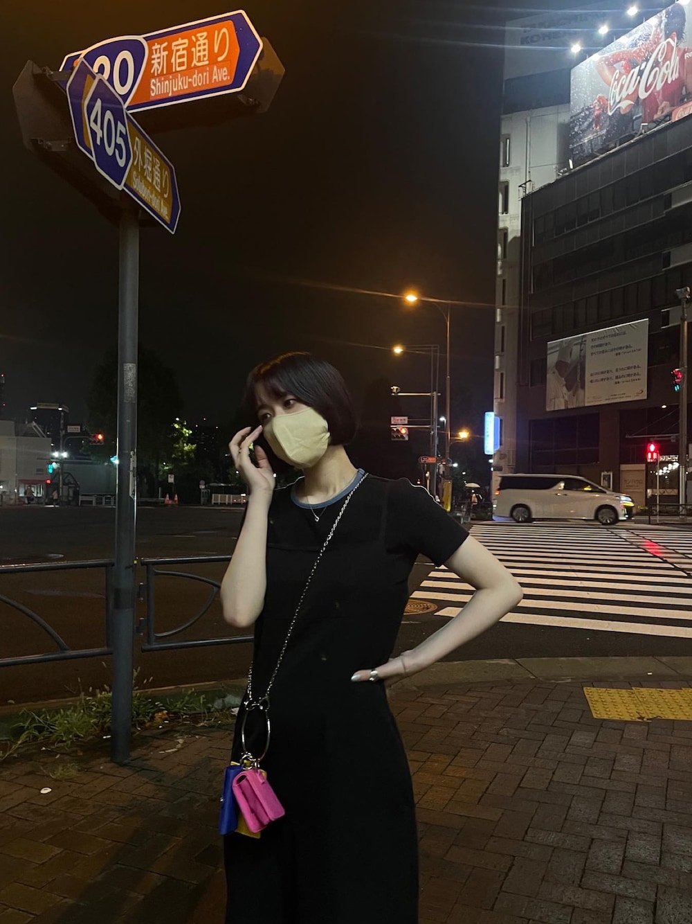 「大人カジュアル、楽チンコーデ、秋コーデ、オトナカワイイ、ootd、夏コーデ、秋服、今日のコーデ、おしゃれさんと繋がりたい、ブラックコーデ、WHO’S WHO gallery、Dr.Martens、キャミワンピ、クロップドトップス、いいね、save、フォローお願いします🤑」｜「Six Mの【SixM/シックスエム】マルチMIXケース（ショルダーバッグ、イエロー系）」を使った、hnkさん（レディース・158cm）の夏コーディネートの1枚目の写真