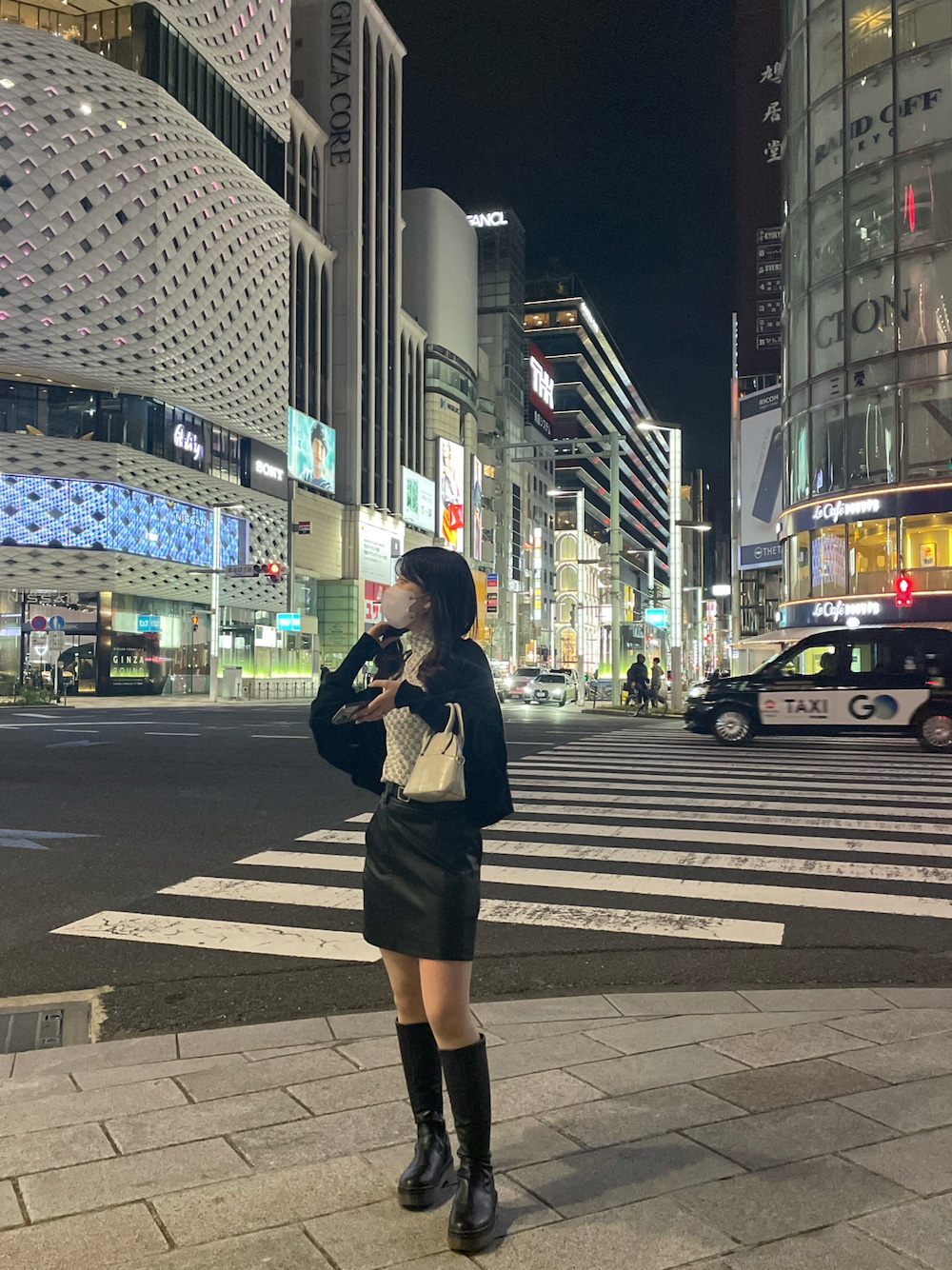 「春、春コーデ、オトナカジュアル、ガーリー、大人ガーリー、ロングブーツ、ミニスカート、ハイネック、who's who chico、neuna、ZARA、ボレロ、モノトーン、モノトーンコーデ、骨格ウェーブ」｜「Chicoの【新色追加】モノグラムチュールロンT（Tシャツ/カットソー、ベージュ系）」を使った、hnkさん（レディース・158cm）の春コーディネートの1枚目の写真