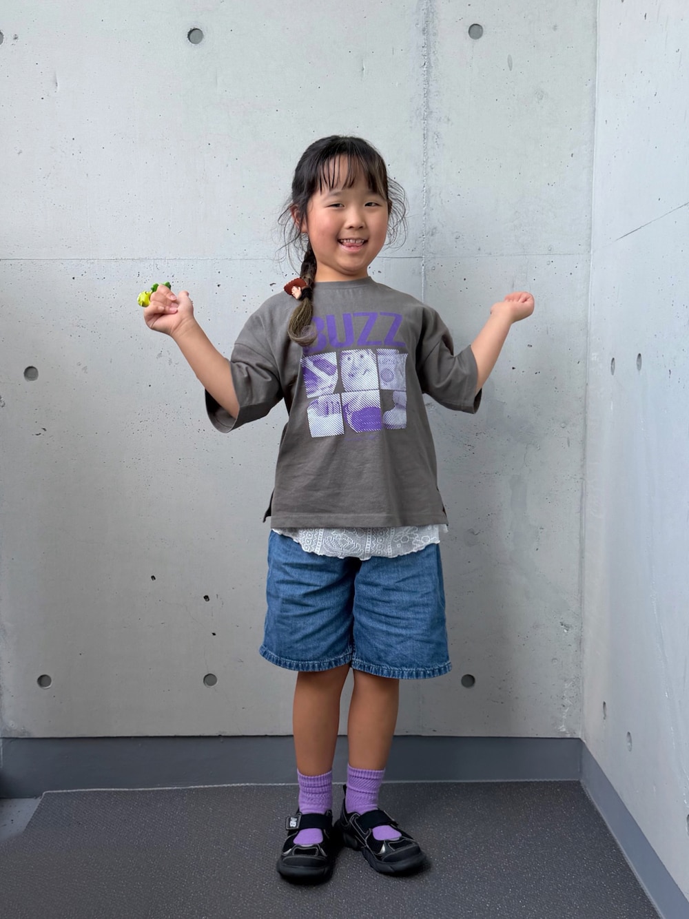 ブラック系のTシャツ/カットソー、ブラック系のサンダル、ブルー系のパンツを着用したキッズの夏コーディネートの1枚目の写真