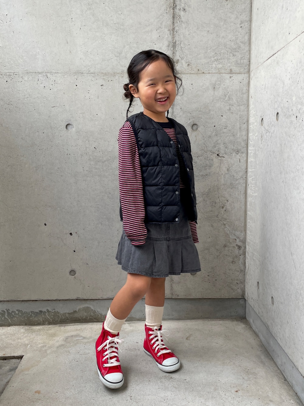 「キッズコーデ、ダウンベスト、ベスト、シンプルコーデ、差し色コーデ、スニーカー、キュロット、女の子、ボーダー、ヘアアレンジ」｜「MILLERの【別注】＜Robert P. Miller＞ TJ ロングスリーブ Tシャツ / キッズ  100cm-130cm（Tシャツ/カットソー、レッド系）」を使った、ioooさん（キッズ・110cm）の秋コーディネートの1枚目の写真