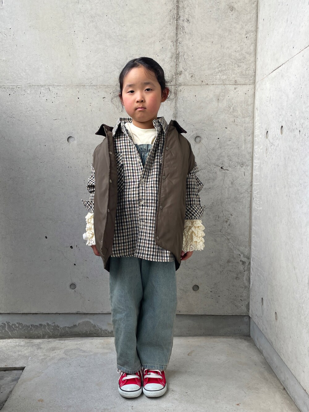 「プチプラ、サロペット、ベスト、チェックシャツ、ハイカットスニーカー、キッズコーデ、秋カラー、春カラー」｜「Birthdayのアイテム（オールインワン・サロペット、ブルー系）」を使った、ioooさん（キッズ・110cm）の春コーディネートの1枚目の写真