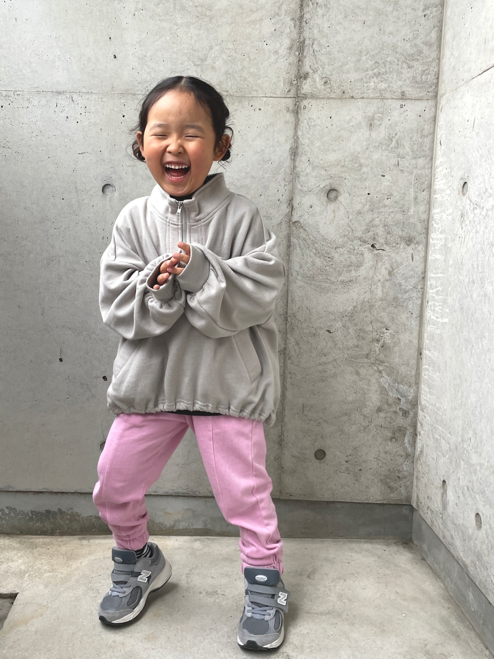 グリーン系のスウェット、グレー系のTシャツ/カットソー、グレー系のスニーカーを着用したキッズの春コーディネートの1枚目の写真