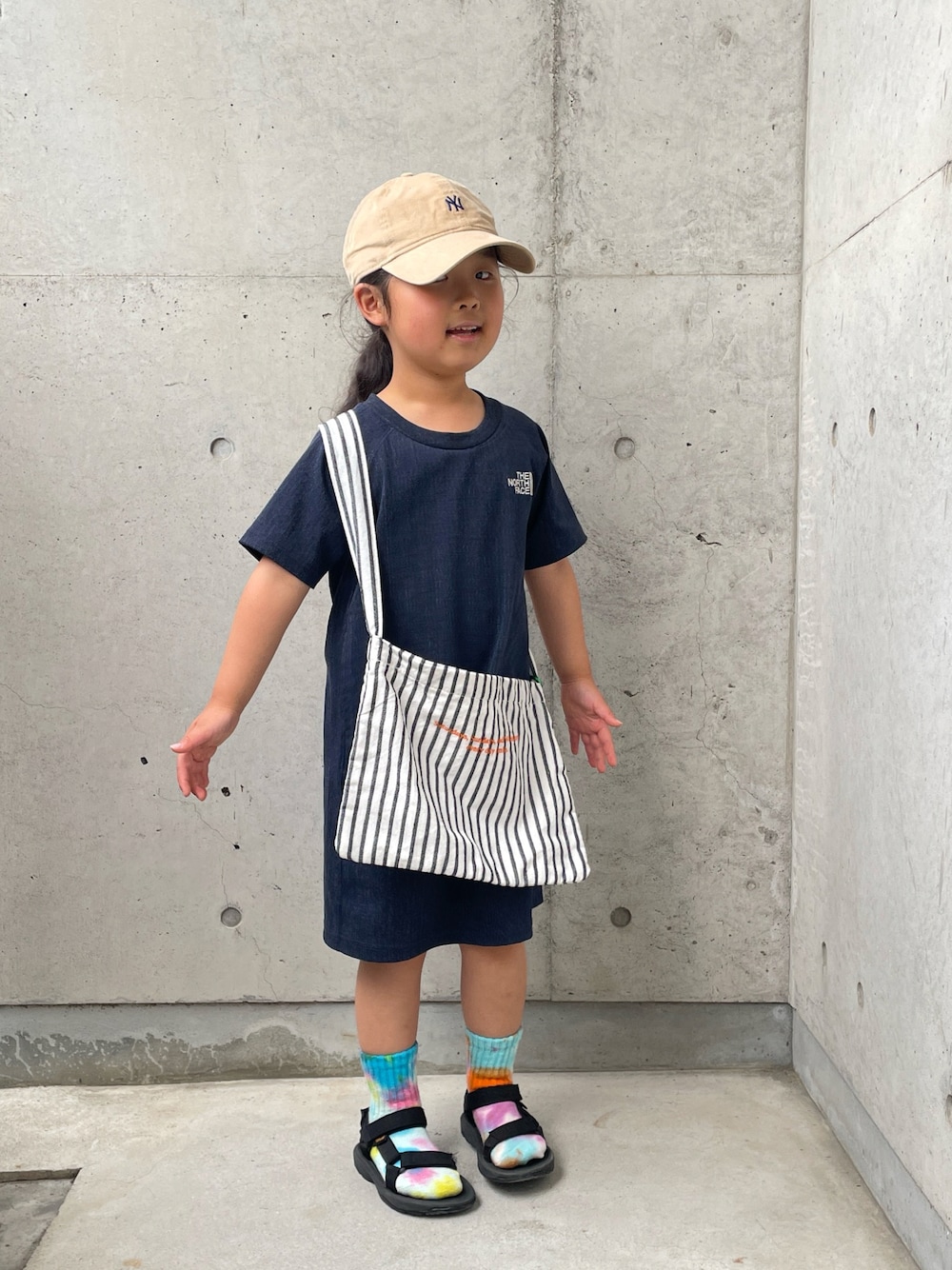 「やっぱり帽子が好き、デニムワンピース、ワンピース、サンダル、キャップ、サンダルに靴下、カジュアルコーデ」｜「NEW ERAのニューエラ キッズ キャップ マイクロコーデュロイ ニューヨーク ヤンキース（キャップ、ベージュ系）」を使った、ioooさん（キッズ・110cm）の春コーディネートの1枚目の写真