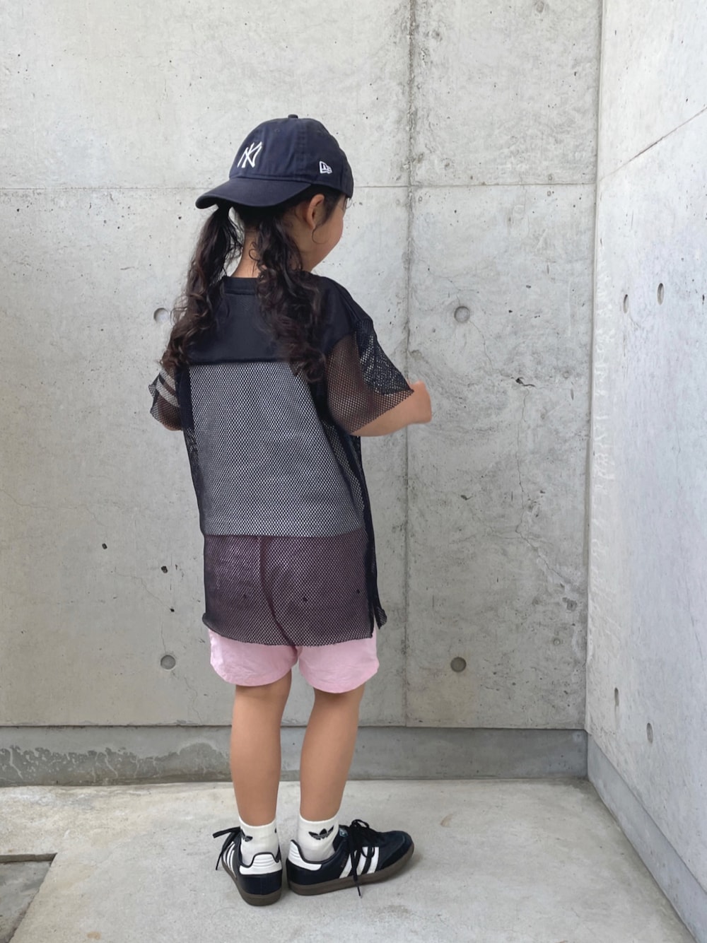 「adidasのサンバ OG キッズ / Samba OG Kids（シューズ、ブラック系）」を使った、ioooさん（キッズ・110cm）の春コーディネートの1枚目の写真