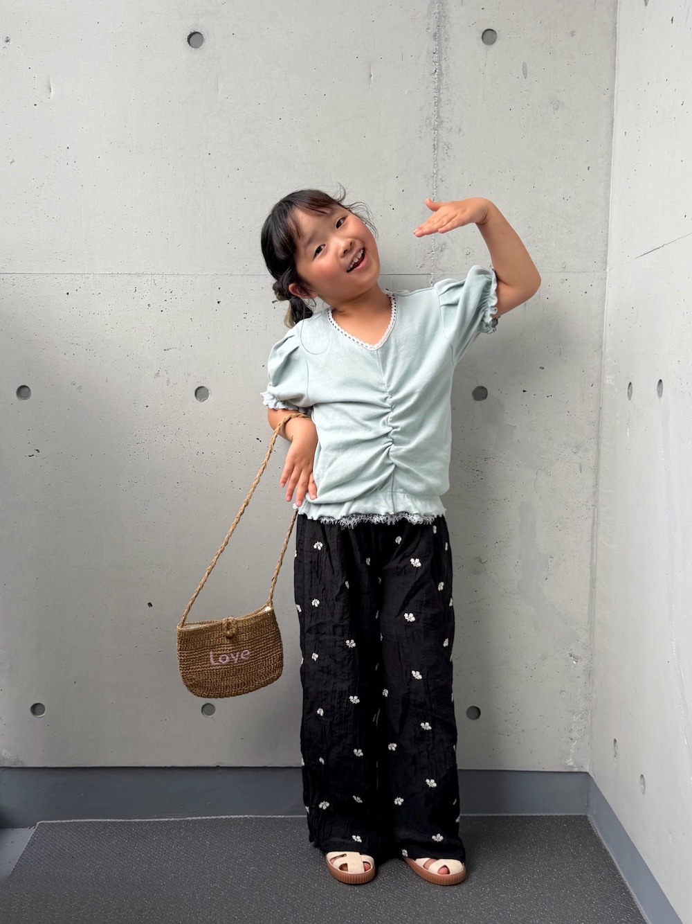 ブルー系のTシャツ/カットソー、ブラック系のその他パンツ、ベージュ系のショルダーバッグを着用したキッズの夏コーディネートの1枚目の写真