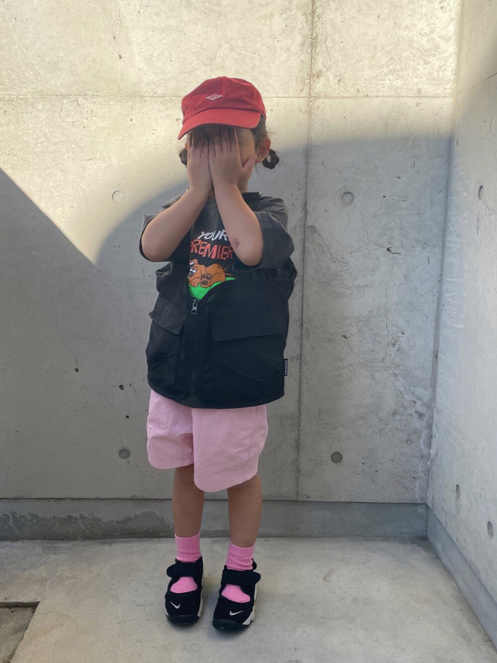 ブラック系のサンダル、ピンク系のその他パンツ、ブラック系のベストを着用したキッズの春コーディネートの1枚目の写真