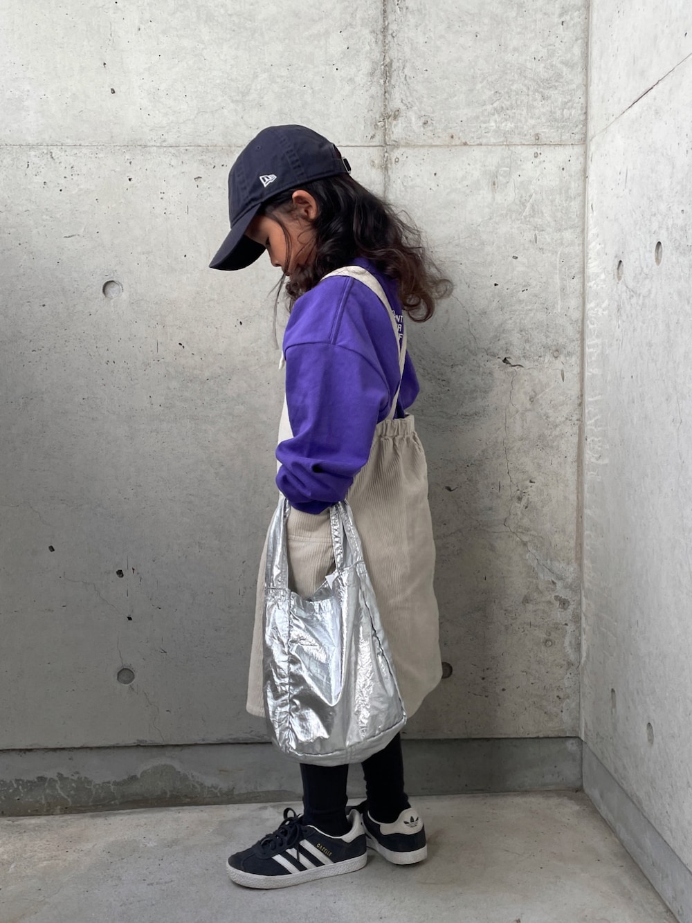 ホワイト系のオールインワン・サロペット、パープル系のTシャツ/カットソー、ブラック系のスニーカーを着用したキッズの秋コーディネートの1枚目の写真