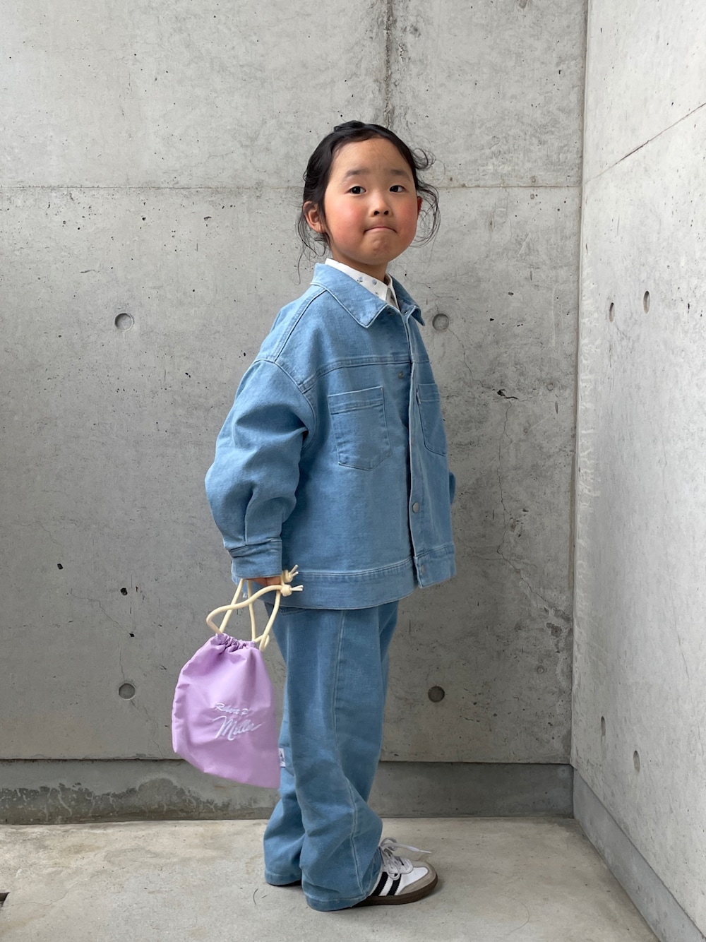 「セットアップ、デニム、シャツスタイル、デニムジャケット、スニーカー、レイヤードスタイル、巾着バッグ、キッズコーデ、春コーデ」｜「green label relaxingの【別注】＜Robert P. Miller＞ 巾着 バッグ（Sサイズ） / キッズ（エコバッグ/サブバッグ、パープル系）」を使った、ioooさん（キッズ・110cm）の春コーディネートの1枚目の写真
