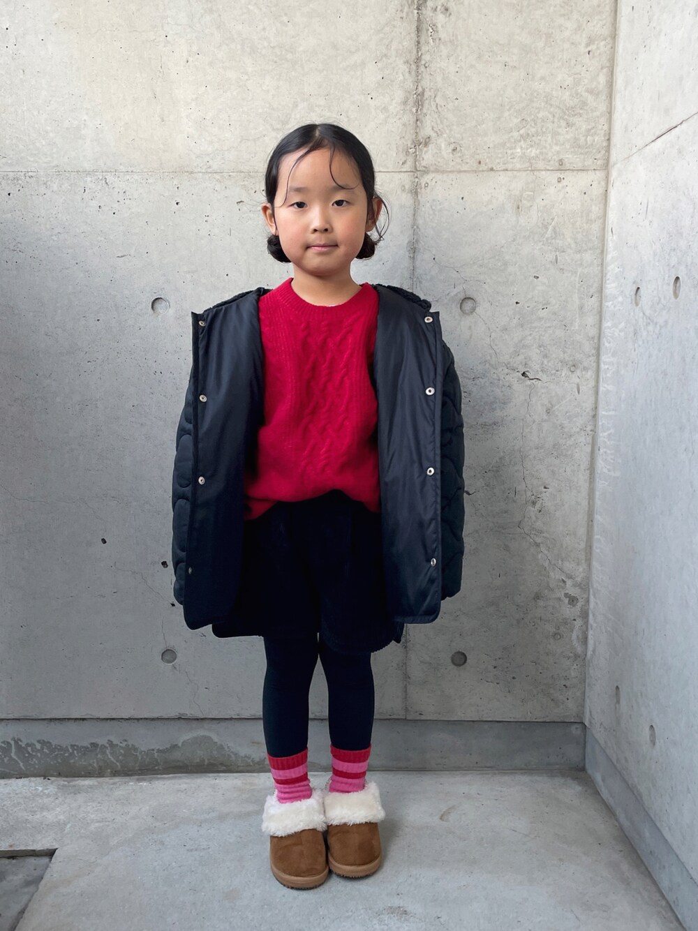 「冬コーデ、クリスマスに着たい服、マイベストコーデ2024、キッズファッション、赤ニット、ニット、コーデュロイパンツ、キルティングジャケット、ブルゾン、ブーツ、ヘアアレンジ、プチプラ、ムートンブーツ」｜「UNIQLOのアイテム（ニット/セーター、レッド系）」を使った、ioooさん（キッズ・110cm）の冬コーディネートの1枚目の写真