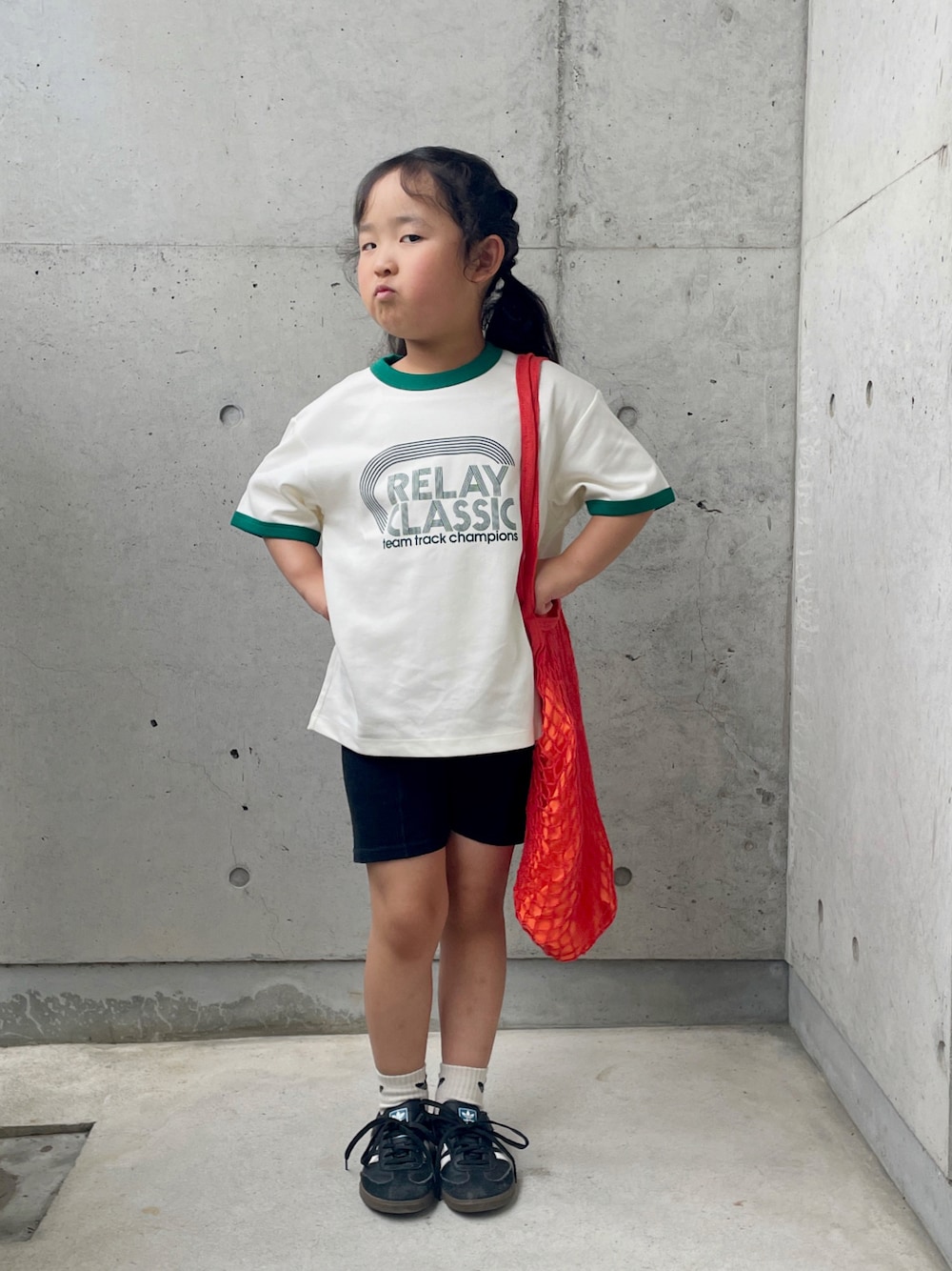 「キッズコーデ、リンガーTシャツ、リブパンツ、スニーカー、トートバッグ」｜「adidasのサンバ OG キッズ / Samba OG Kids（シューズ、ブラック系）」を使った、ioooさん（キッズ・110cm）の春コーディネートの1枚目の写真