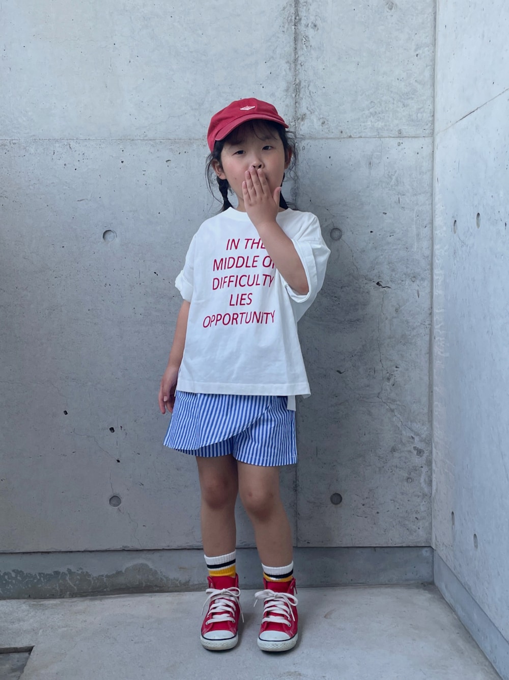 「ロゴT、ストライプ、ストライプパンツ、ラインソックス、ハイカットスニーカー、スニーカー、白Tシャツ、キャップ、キッズコーデ」｜「CONVERSEのconverse コンバース CHILD ALL STAR N Z HI キッズスニーカー(チャイルドオールスターNZHI)（スニーカー、レッド系）」を使った、ioooさん（キッズ・110cm）の夏コーディネートの1枚目の写真