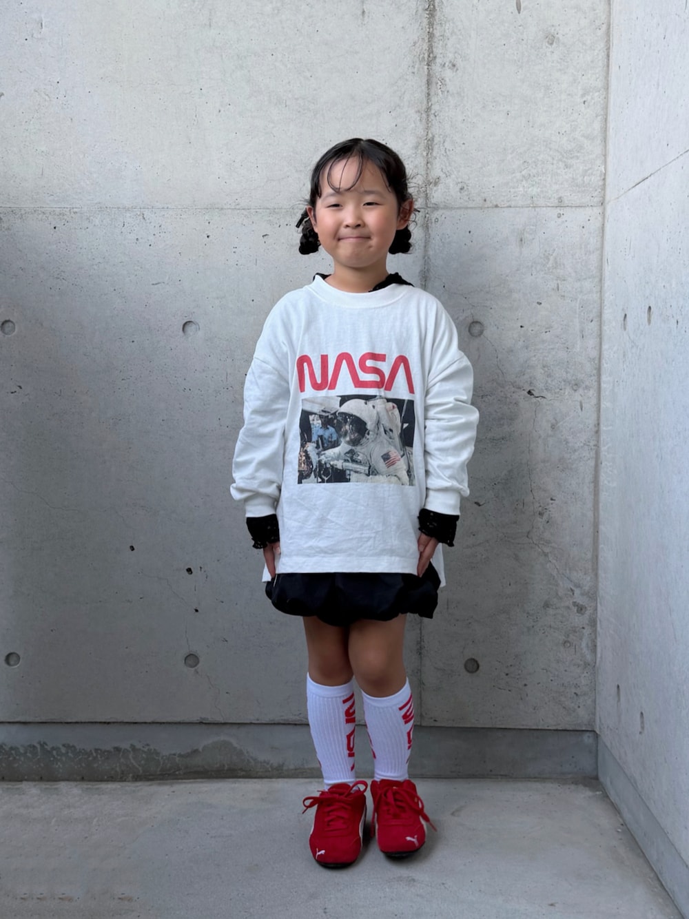 ブラック系のTシャツ/カットソー、ブラック系のスカート、ホワイト系のTシャツ/カットソーを着用したキッズの秋コーディネートの1枚目の写真